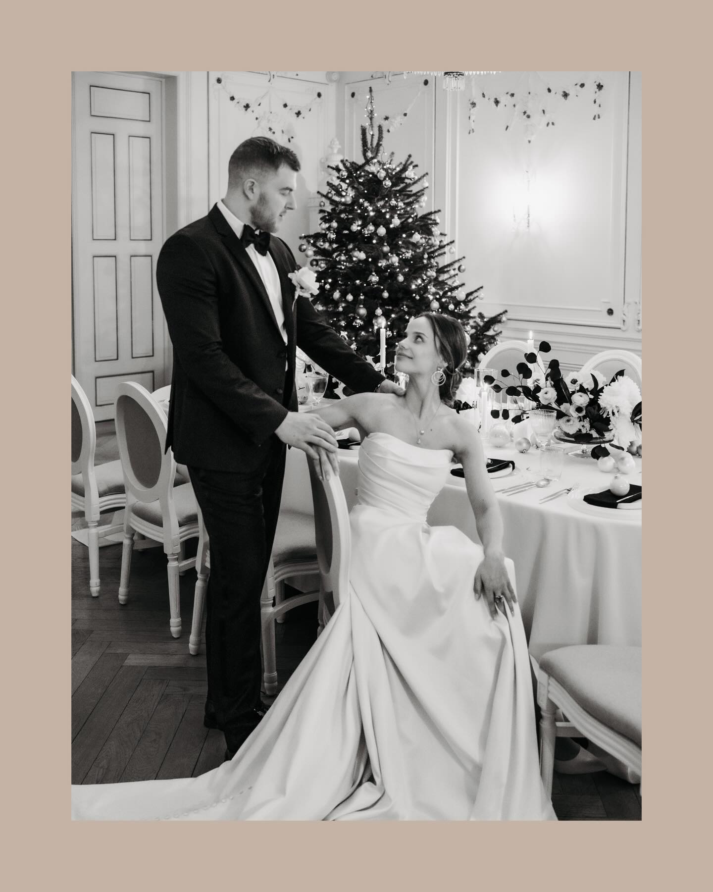 Vierter Advent.
Die Weihnachtszeit steht vor der Tür
und lädt uns ein, bewusster zu werden.
Langsamer.
Achtsamer.
Und mit einem klaren Blick auf das Wesentliche.
Auf die Menschen, die unser Leben bereichern.
Auf jene, die uns begleiten, uns sehen
und die wir ehren und wertschätzen dürfen.
Aus genau diesem Gefühl heraus
sind ganz warme, besondere Momente entstanden.
Momente, die den Charakter der Weihnachtszeit widerspiegeln
und dieses stille, kostbare Innehalten sichtbar machen.
Diese Bilder geben einen kleinen Einblick
in ein Weihnachtsshooting
voller Nähe
voller Licht
und voller leiser, tiefer Verbundenheit.
Wir wünschen euch von Herzen
einen wundervollen vierten Advent
voller Wärme
voller Dankbarkeit
und voller Menschen, die euch wirklich wichtig sind.
Euer Jaron ✨🕯️🤍
#luxurywedding #christmaswedding #winterwedding #destinationwedding #fineartwedding #timelesswedding #editorialwedding #intimatewedding #weddingphotography #weddinginspiration
Fotografie: @jaronkwast.photography
Konzept & Planung: @kingas_hochzeitsplanung
Location: @hotellouiscjacob
Brautmode: @truesociety_hamburg
Herrenmode: @breuninger
Styling: @salonlupke
Juwellier: @neljewelleryart
Floristik: @blumengraaf
Dekoration: @goldene.augenblicke
Papeterie: @florabelle.paperart
Videografie: @alina_zelenska_
Modelpaar : Theresa und Chris