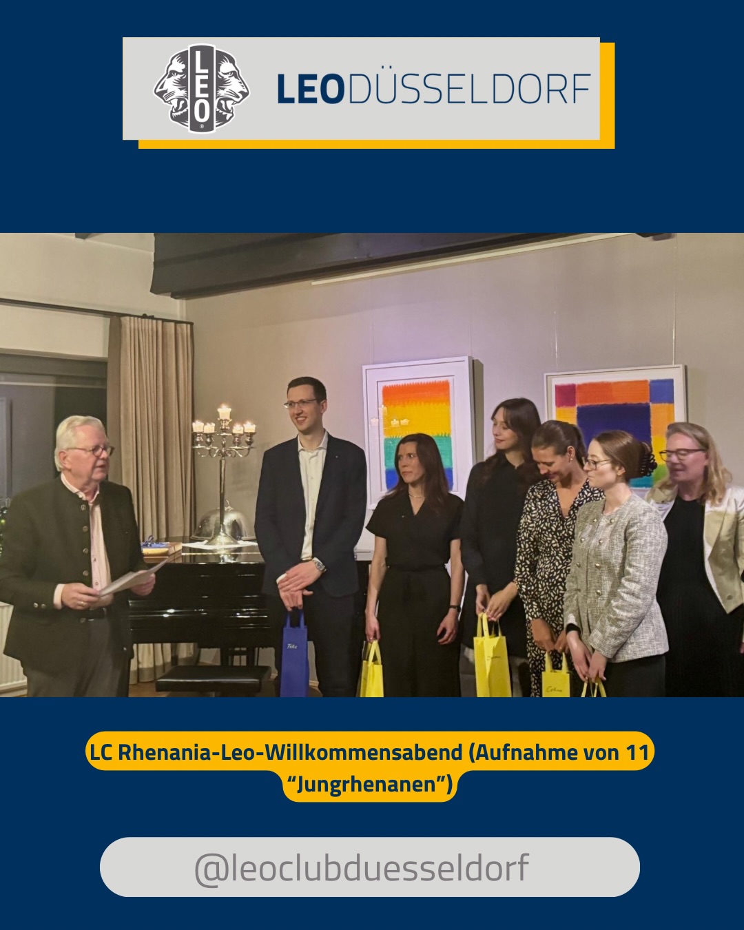 ✨ Ein Abend voller Emotion, Tradition & Zukunft ✨
Am 18. November durften wir Teil eines ganz besonderen Moments sein:
Mehrere unserer Leos wurden feierlich in den Lions Club Rhenania aufgenommen – im Rahmen des traditionellen Gänseessens im DGC. 🦁🧡🦢
Eine wunderbare Idee und ein Meilenstein, der zeigt: Gemeinschaft wächst, wenn Generationen zusammenfinden.
Zwischen herzlicher Aufnahme, festlichem Miteinander und bewegendem Gedenken an Lionsfreund Dietmar Denkler war dieser Abend geprägt von Dankbarkeit, Verbundenheit und Aufbruch.
Ein Kapitel endet – ein neues beginnt.
Wir sind stolz, Teil dieses Weges zu sein.
Auf viele gemeinsame Projekte, Freundschaft & gelebtes We Serve! 🥂
LeosZuLions #Rhenania #Generationenverbinden WeServe TraditionTrifftZukunft LionsFamily #leoclubdüsseldorf