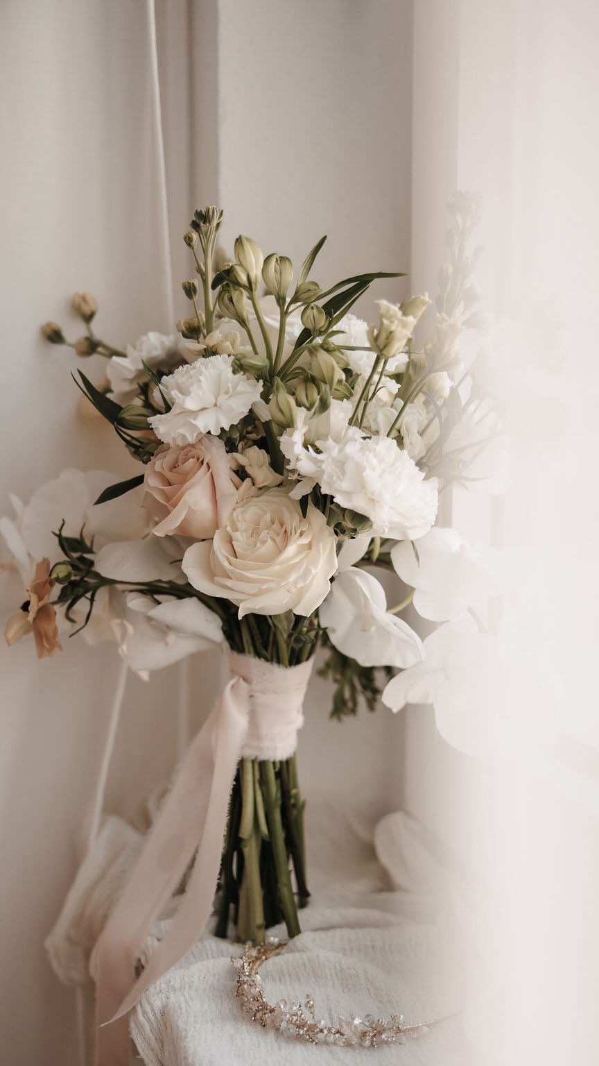 Das hier ist der Brautstrauß, den ihr in diesem Jahr am meisten geliebt und angefragt habt.
Und ich verstehe auch warum. Ich finde ihn sehr besonders, da er elegant und modern zugleich ist. Ich habe ausschließlich große und hochwertige Blüten in zarten Blush- und Naturtönen verwendet und komplett auf Schnittgrün verwendet.
Zudem ist auch die Form besonders, da er eher länglich und schmal gebunden ist, die Orchideen aber trotzdem nochmal Form geben. Und wo wir gerade bei den Orchideen sind. Sie sind das Highlight in diesem Brautstrauß und machen ihn auch so besonders.
Lasst mich unbedingt wissen, wie euch dieser Brautstrauß gefällt und ob ihr mehr in diesem Format sehen möchtet 🤍
Und wenn du eine Bride to be bist und ich deinen Geschmack getroffen habe, dann freue ich mich riesig auf deine Nachricht ✨
Bilder in diesem Reel:
Planung, Organisation & Fotografie: @traumfabrikfotografie
Floristik & Dekoration: @ivyandrose_de
Hair & Make Up: @alisha.thi_makeupartist
Papeterie: @noorddesign
Kleid: @emotionsgeladen.brautmode
Anzug: @bespoke_oldenburg
Ringe: @traumringe_oldenburg
Brautstrauß
Hochzeitsfloristik
Hochzeitsdeko
Hochzeit 2026