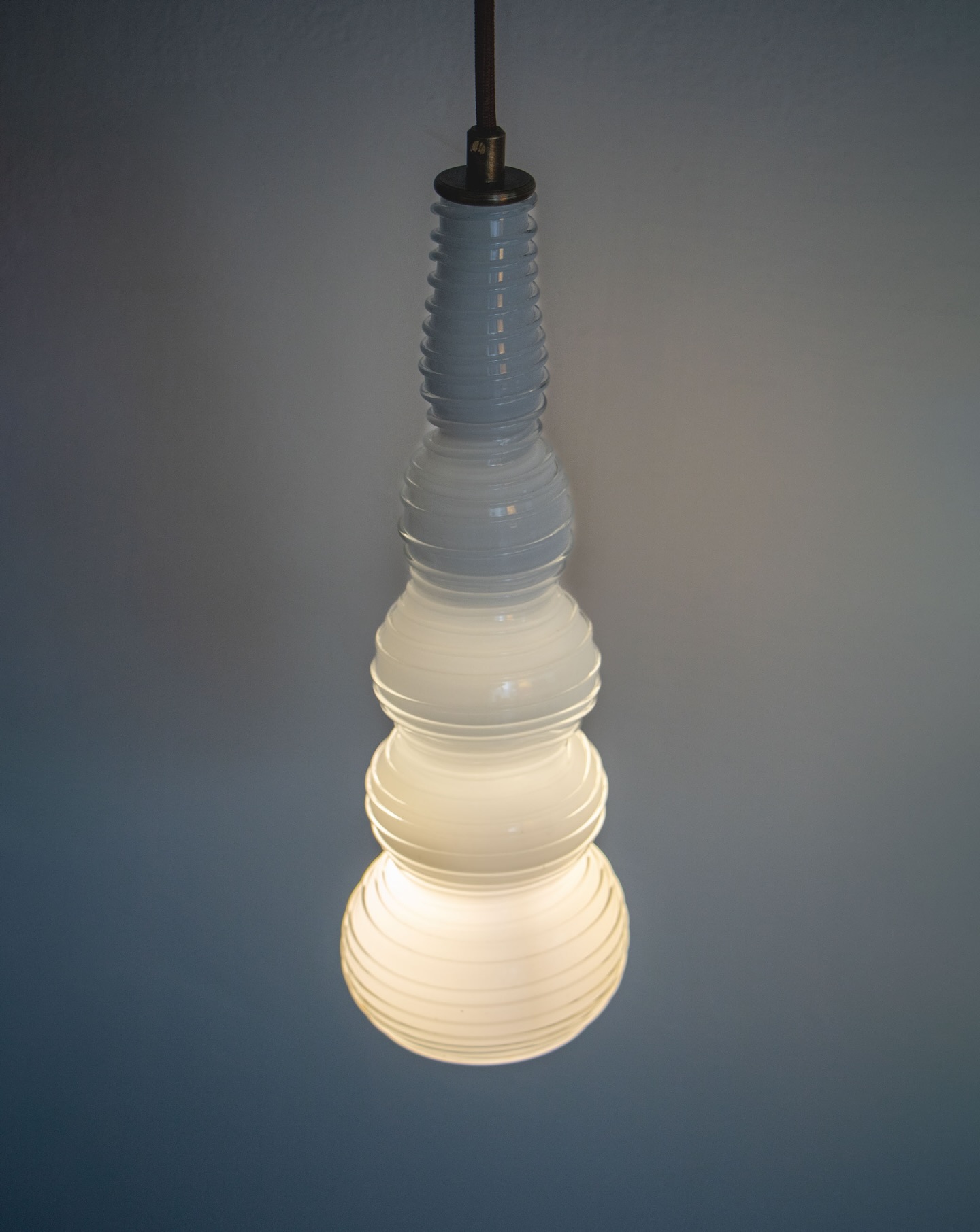 ✨Aqua, inspired by the tiny seashells we used to gather by the shore, comes in soft white and carries a gentle, handcrafted touch that brings those old warm memories back into your space. 🏠
>> maiizen.com