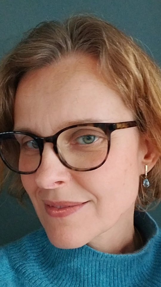 Op zoek naar een tijdloos cadeau? ✨
Naast edelstenen heb ik ook enkele unieke juweeltjes in voorraad — zorgvuldig uitgekozen en klaar om meteen onder de kerstboom te leggen.
Denk aan gouden oorbellen en fijne hangers, elk stuk met aandacht geselecteerd, afgewerkt met kwaliteit en een blijvende waarde. Geen massaproductie, maar kleine schatten die je jarenlang koestert.
Het zijn juweeltjes om te dragen, te koesteren en in te stralen. Perfect voor wie een elegant, duurzaam en betekenisvol cadeau wil geven aan iemand die je graag ziet… of gewoon aan jezelf. ✨💛
#goudsmid #duurzaamjuweel #juweelontwerp #goud
#uniekejuwelen juwelenontwerp antwerpgold costummade juwelenopmaat goudsmid kooplokaal vakmanschap goudsmidatelier
shinebright belgischontwerp kapellen
geboortesteen maatwerkjuwelen
maatwerk juweelontwerp jijbentgoudwaard
handmade jewelrydesign handmadejewelry
goudsmidantwerpen yourpersonalgoldsmith brasschaat maatwerk costumedesign