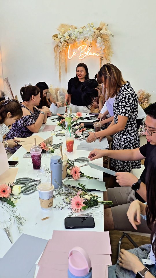 Corporate workshop but make it cute & creative 💐✨
Everyone learned how to make a mini fresh flower bouquet, the energy was full of joy & laughter! 🌸💛
#FlowerWorkshop #CorporateEventSG #TeamBondingSG SGFlorist FreshFlowerBouquet CreativeVibes WorkshopDay BloomWithUs BouquetMaking FloralStudio