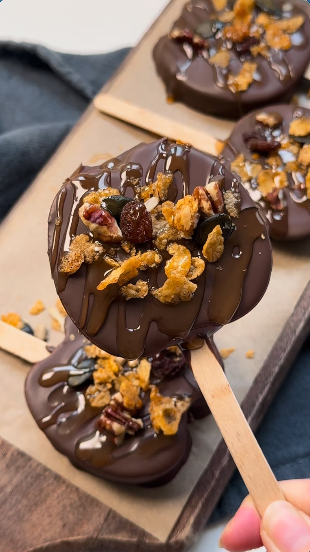 SUCETTES POMME & CARAMEL (SANS GLUTEN) 🍬🍏🍫
Besoin d’une idée express mais qui en jette ? Ces sucettes de pomme au chocolat, prêtes en quelques minutes, se transforment en un snack croquant–fondant grâce à nos granolas. Simple, rapide et vraiment délicieux. Parfait comme petite activité à faire avec les enfants ou en famille.
INGRÉDIENTS:
- Pommes
- Chocolat (au lait ou noir)
- @lesgranolasdejenny
- Sauce caramel (maison ou du commerce)
- Bâtonnets
PRÉPARATION:
▶️ Coupez les pommes en tranches épaisses, puis insérez un bâtonnet au centre de chaque tranche.
▶️ Faites fondre le chocolat et plongez-y les tranches de pomme jusqu’à ce qu’elles soient uniformément enrobées.
▶️ Déposez-les sur une feuille de papier cuisson.
▶️ Arrosez chaque tranche d’un filet de sauce caramel, puis saupoudrez de nos granolas.
▶️ Placez au réfrigérateur quelques minutes pour laisser figer le tout.
#lesgranolasdejenny #granola #healthyfood #recettefacile #noël