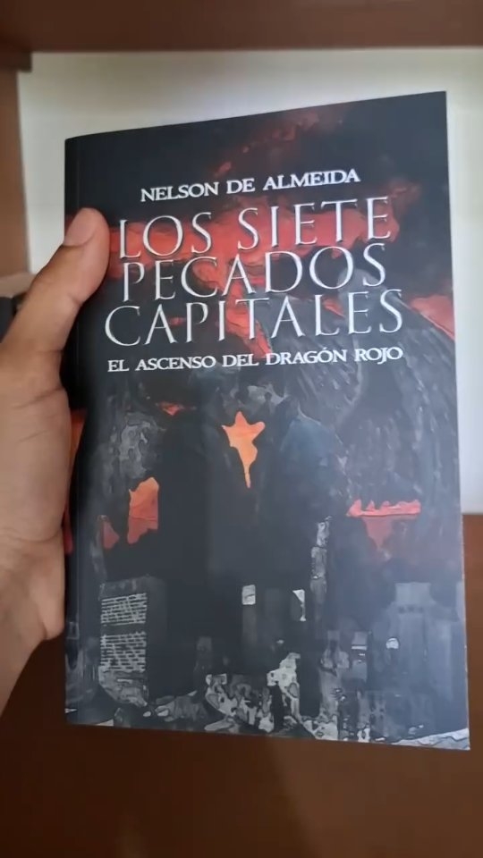 El chico nuevo llegó a casa. Y después de una buena limpieza, qué mejor lugar para ubicar a estos monstruos que en medio de mis 2 autores favoritos 🖤
#L7PC #ElAscensoDelDragonRojo
