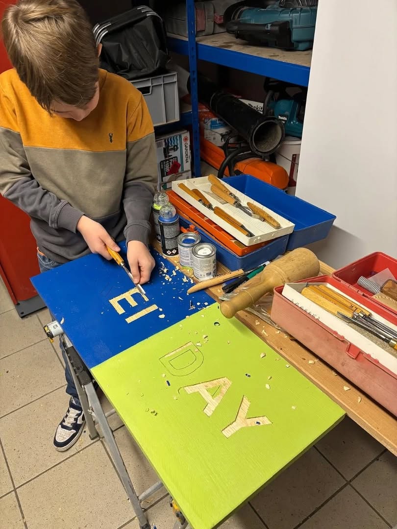 Repost • @schule.heute.leben Heute war wieder unser FREI DAY:
200 Teebeutel sind fertig mit selbstproduziertem Pfefferminztee gefüllt 🫖 , ca 180 Papiersackerl sind gefalten, das Spendenschild ist einsatzbereit , Opa baut gemeinsam mit dem Bauteam schon an unserer 🛖 Hütte, und ein weiterer Opa schnitzt gemeinsam mit einem Schüler das FREI DAY LOGO.
Die Logos der 17 Ziele der Nachhaltigkeit und das FREI DAY Logo wurden auf Filz gedruckt und am nächsten FREI DAY werden daraus Christbaum-Anhänger 🥳🎄
Und das Mamaforkeks-support-Team startet morgen mit dem Keksteam die Freiday-Keks Backaktion 🍪…
Und warum machen wir das alles???
Weil die Kinder seit 2 Jahren lernen, dass ihr Engagement ernst genommen wird, dass ihre Ideen wichtig sind und dass es immer einen Grund gibt sich für das Gute einzusetzen!
Diese Adventmarkt-Idee konnte nur durchs Lernformat FREI DAY entstehen.
4 Stunden pro Woche FREI DENKEN, sich für eine Sache einsetzen und Selbstwirksamkeit erfahren…..
Wir freuen uns, wenn ihr uns am 29.11. am Reichraminger Adventmarkt besuchen kommt und wir euch vom FREIDAY erzählen und mit euch über die 17 Ziele reden dürfen und ihr unsere Spendenaktion für die @kinderkrebshilfe_at unterstützt!
Jede Spende bekommt ein Danke-Sackerl mit unseren selbstgemachten Besonderheiten…
#freiday #gemeinsamfüreinebesserewelt #gemeinsamfürkinder
@grandgaragelinz 😉