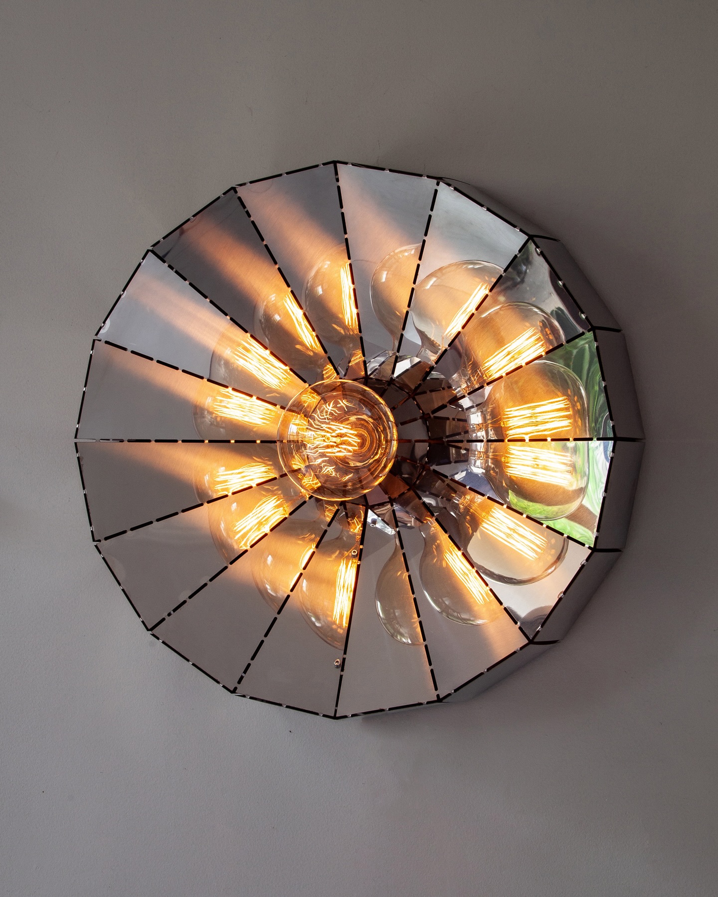 Luminária NUT
.
Luminária em aço inox polido com interior caleidoscópio que proporciona uma iluminação suave e um efeito visual que interage com o observador conforme se move em torno da peça.
.
Diâmetro: 60cm
Profundidade: 18cm
.
#vitaloficina #lightdesign #iluminação #luminaria #arandela #designerdeinteriores #decoração