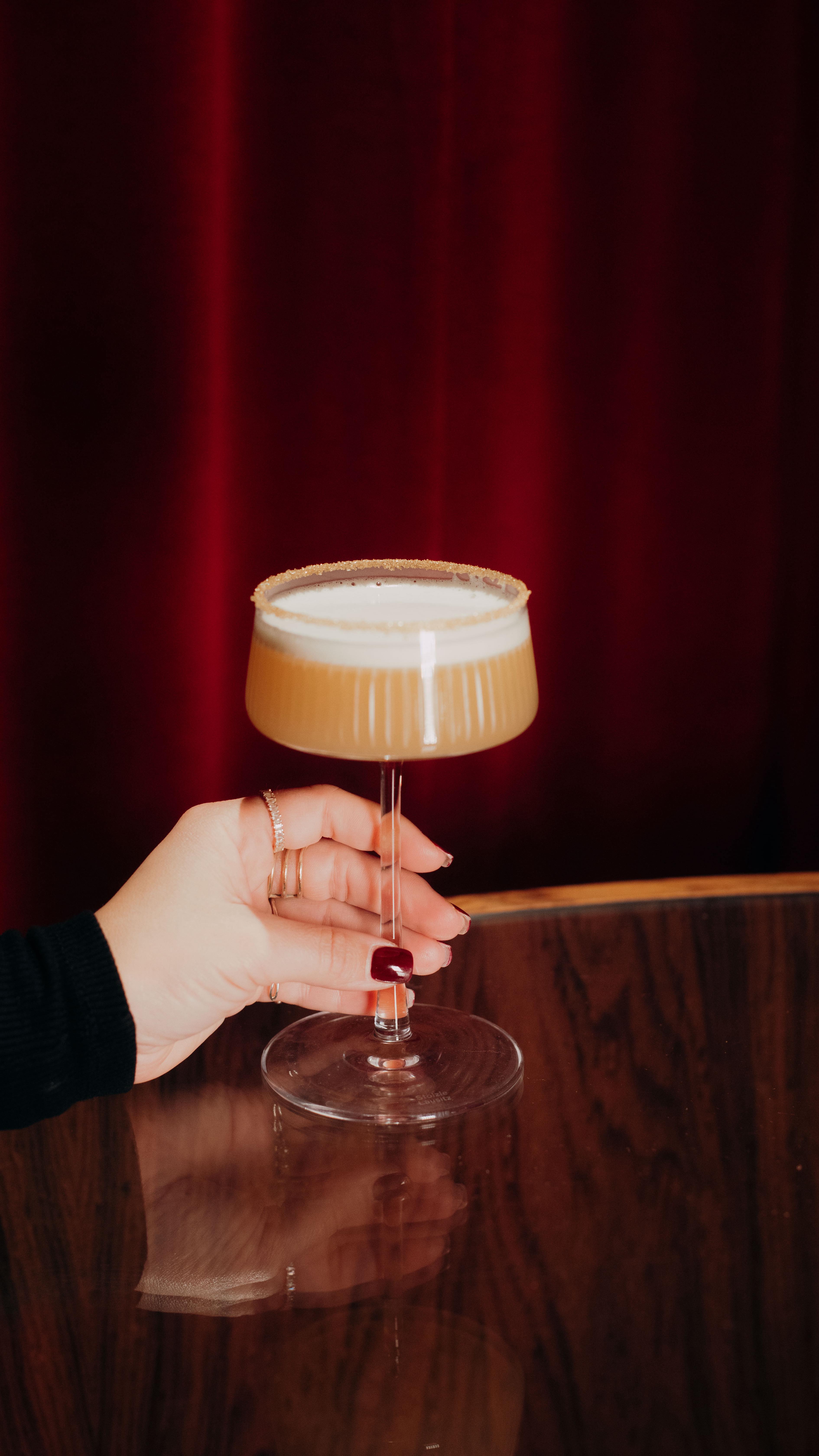 New Cocktail Menu loading… 🍸⚡️
Let’s start the week right.
Unser Wintergarten öffnet wieder Mittwoch bis Samstag – mit Hot Cocktails, die euch durch die kalten Nächte bringen. ❄️🔥
Und drinnen? Always open. Always good vibes.
Während ihr sippt, wird im Hintergrund schon fleißig an unseren neuen Cocktails gearbeitet. Stay tuned – da kommt was richtig Feines. 👀✨
Und nicht vergessen:
Diesen Mittwoch Live Music mit Jengis, 20–22 Uhr.
Good drinks, good music, good start. 🎶🍸
#lvdwigbar #cocktailbar #cocktailbarvienna #barsvienna #viennadrinks #viennabars