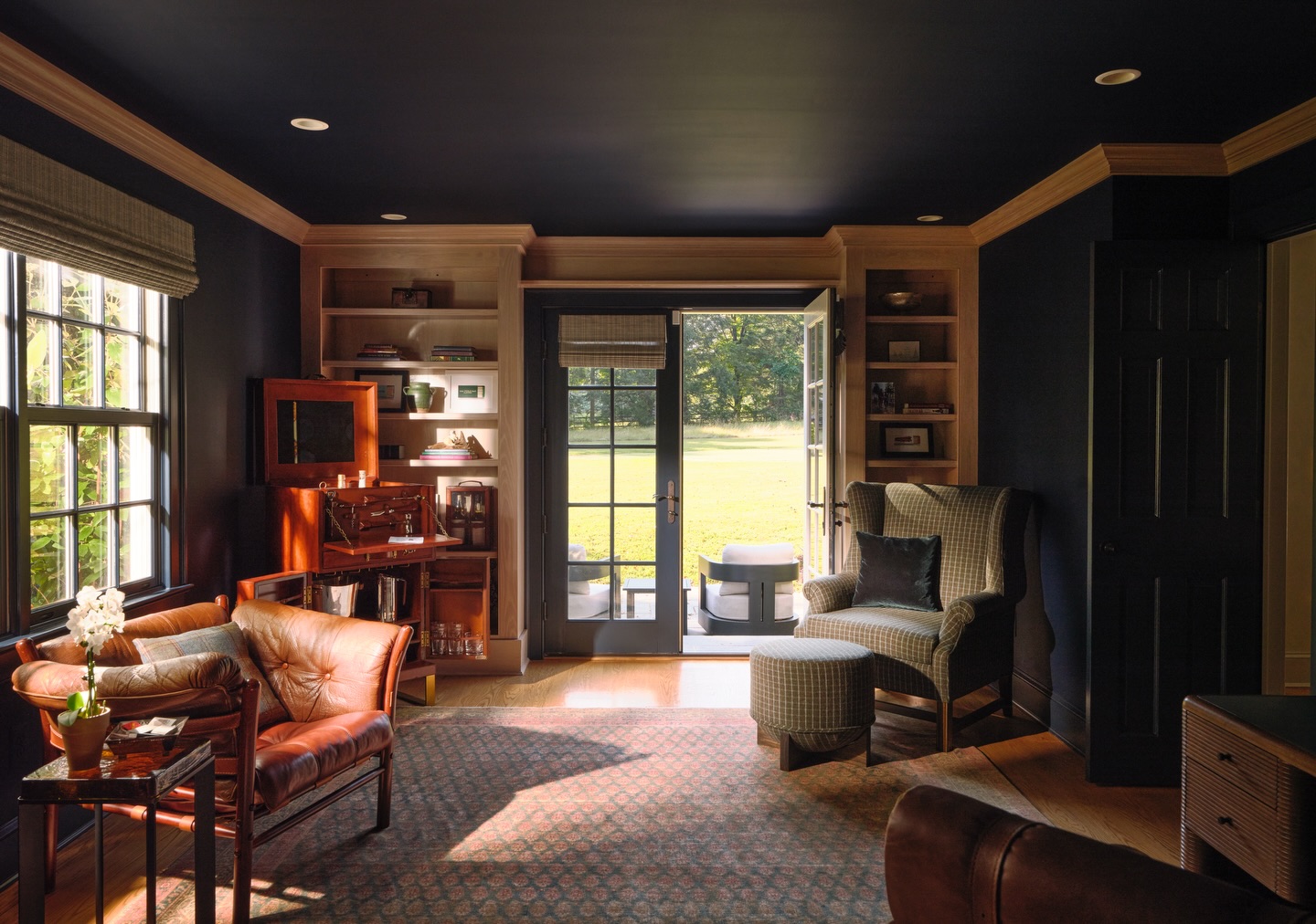 A client’s Polo Blue home office in New Jersey. This room has some incredible pieces in it. A favorite being the leather bar, which was in the client’s collection.
📷 @studio.thanasis
.
.
.
.
.
#poloblue #homeoffice #leatherbar #sohohome #vintagechair #plaid #wingbackchair #officedesign #navyroom #navyoffice #paintedceiling #njhome #masculineoffice #moodyroom #blueroom #houstondesigner #houstoninteriordesigner #houstoninteriordesign