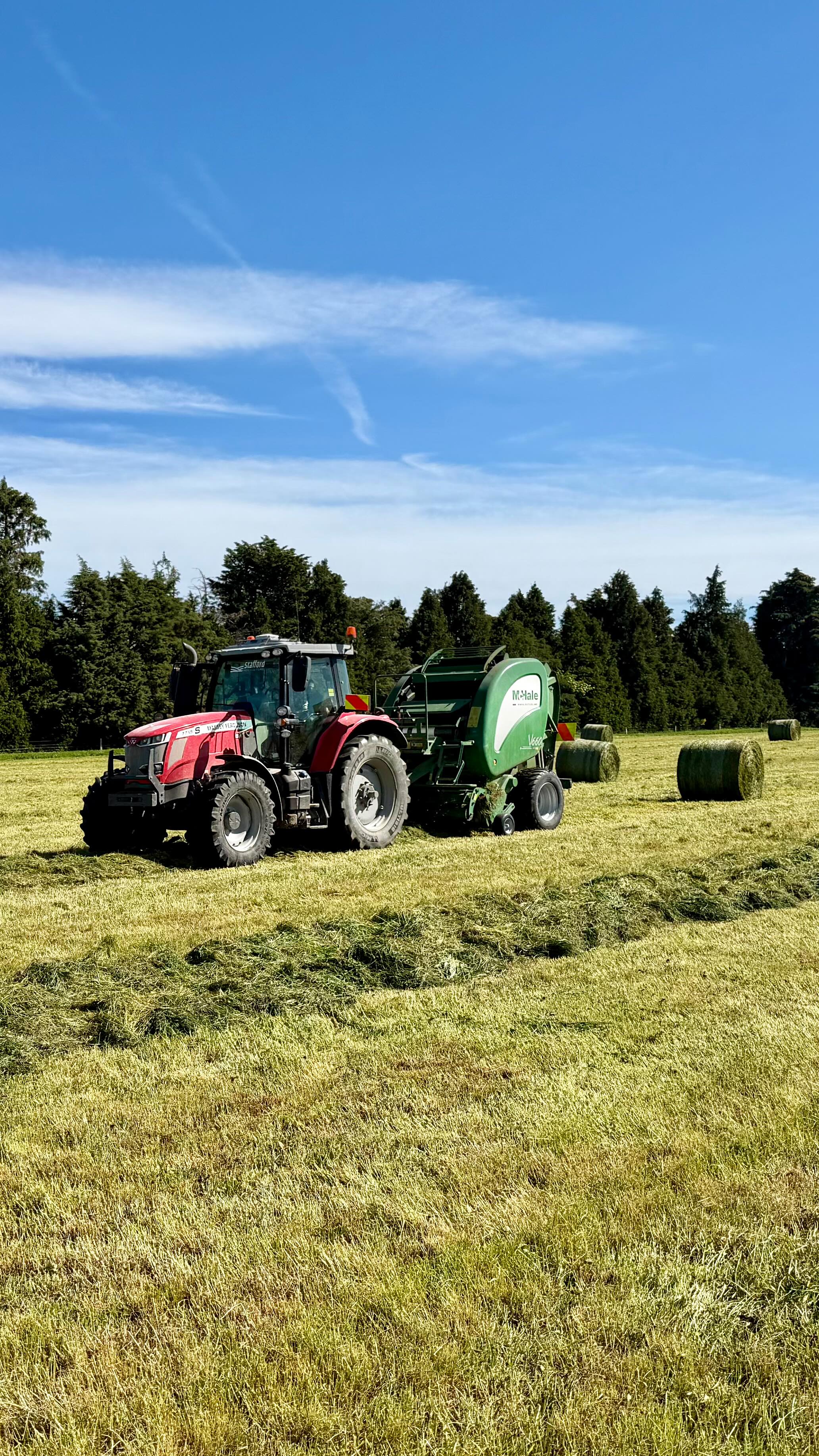 Baling up front, rolling behind – and Mount Hutt doing its best to steal the show
#staffordagriculture #canterburyfarming #mounthutt #nzfarming #agcontracting #balingseason #rolling #farmmachinery #tractorreels #midcanterbury #ruralnz #canterburyplains #tractorvideo #farmingreels #agreels #farmlifenz #nzscenery #silageseason #masseyferguson