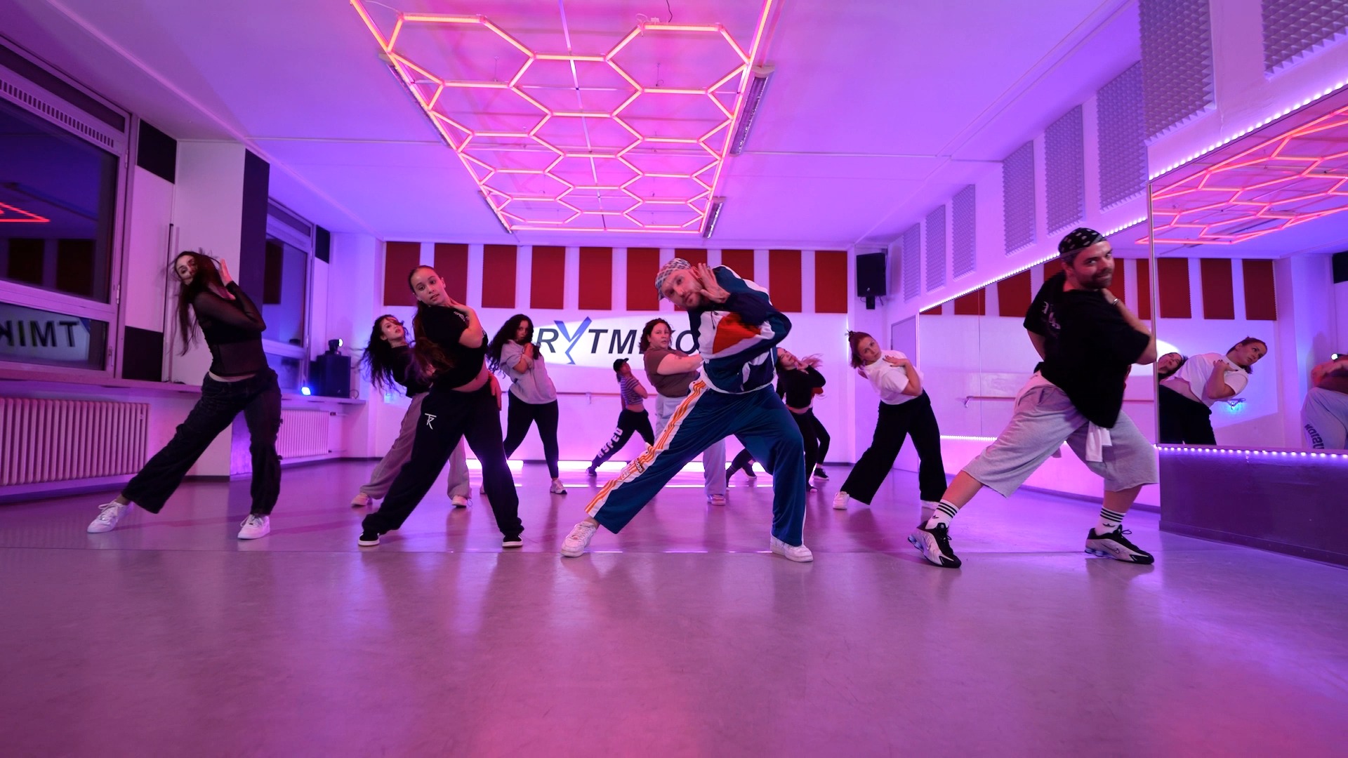 Heute in Commercial by @jonasflorian_
.
Danke für diese tolle energiegeladene Choreo. Schönes Wochenende, ihr Lieben!
>>>>>>>><<<<<<<<
#commercial #danceclass #commercialdance #danceschool #rytmiko #stuttgart #dancingunited #0711