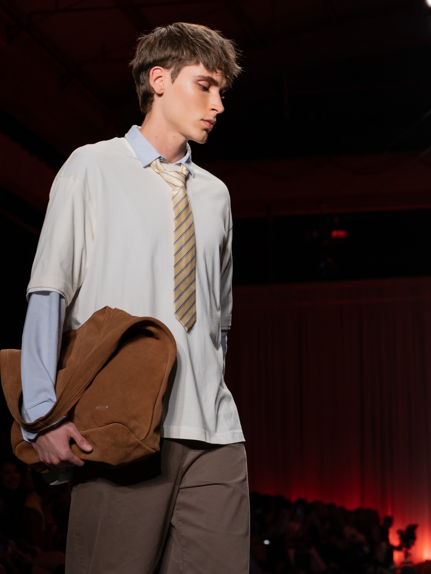 🌼 Beyond flower @velezartisan x @jbalvin
📌 Nota completa en Bloggaleriadearte.com
La base de esta colección es la promesa de Vélez: calidad, durabilidad y slow fashion. Esta es la garantía que permite que un bolso pase de madre a hija, un concepto poderoso que Vélez busca preservar, mientras se renueva.