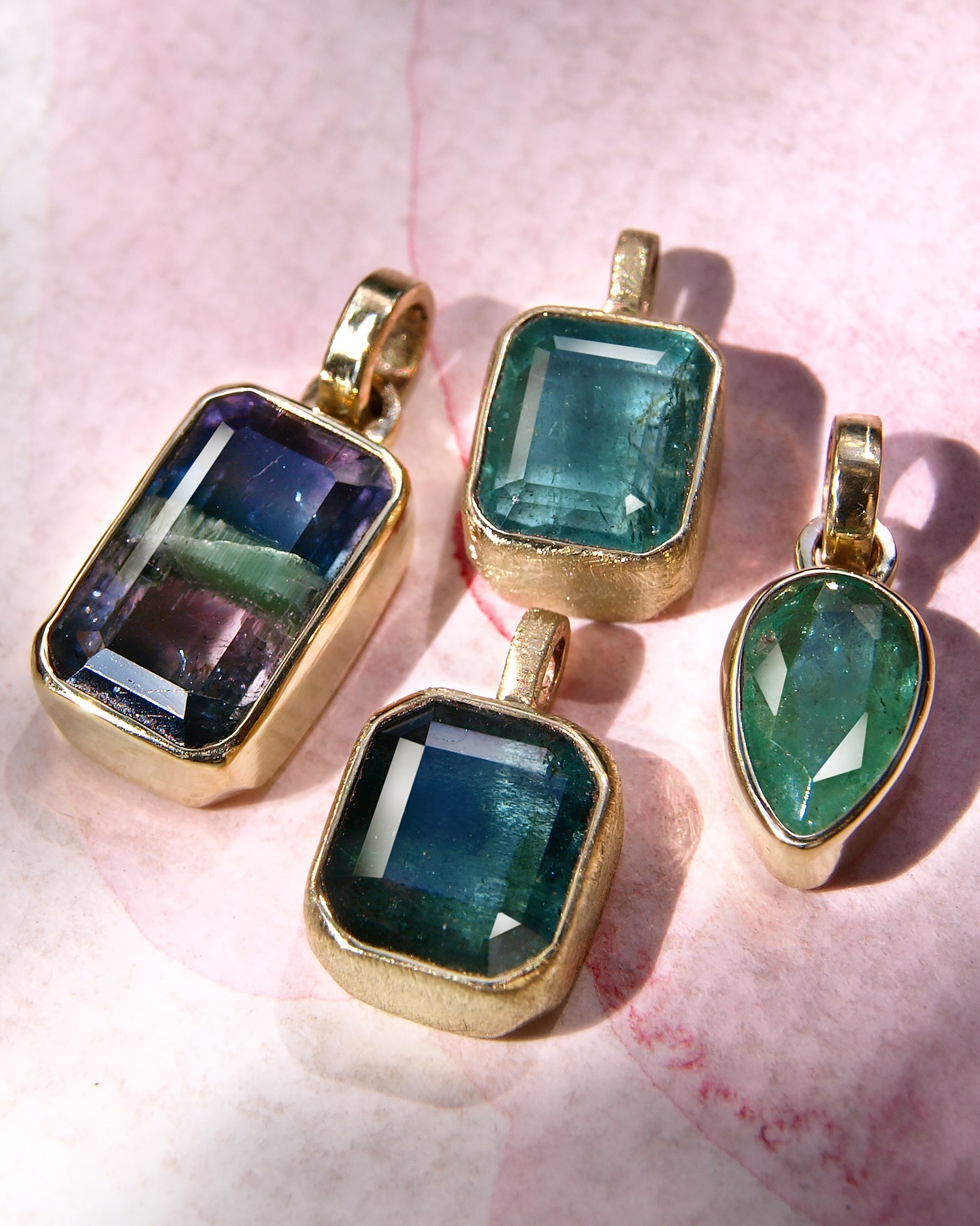 Dzieńdoberek! 🌞
Czy robisz też zawieszki?- pytacie często…
Otóż robię 👍
Dziś przed Wami zatem spora garść pięknych, oryginalnych kamieni, oprawionych starannie w efektowne, mniejsze lub większe wisiorki ✨
Niemal każdy złoty wisior widoczny w tym poście powstał na zamówienie i zawiera wybrany kamień specjalnie do niego sprowadzony 👌
Szmaragdy zdają się przeważać 💚
ale są też: turmalin, ametyst, akwamaryn, a nawet bardzo intensywnie wybarwiony tanzanit 💙
Baśniowy, subtelny i efemeryczny wisiorek, z nieregularnym akwamarynem, ledwo tylko przytrzymanym, wzbogacony delikatnym złotym skrzydełkiem ważki 🧚♂️, widoczny w przedostatnim filmiku, jedyny tutaj wystąpił pierwotnie jako #cudakdowzięcia, ale za to dostał do kompletu stworzone na zamówienie kolczyki 👏
Dostępne cudaki są widoczne w ostatnim filmiku. Serdecznie zapraszam do kontaktu w ich sprawie! 🤗📮📝
To wielka frajda tworzyć dla Was takie skarby! ✨🧙♂️
:::
Napisz do mnie bezpośrednio tutaj aby poznać detale i spełnić marzenie zamawiając jeden z aktualnie dostępnych wisiorków lub inny złoty wisiorek stworzony na indywidualne zamówienie specjalnie dla Ciebie lub kogoś bliskiego 🤗📮📝
:::
.
.
.
.
.
#cudakdowzięcia #bartoszciba #bartoszcibajewelry #perfectimperfection