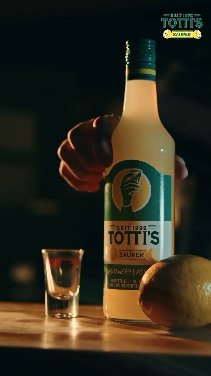 Ein Shot. Eine Geschichte. ✨
In einer Welt voller schneller Drinks 🍸 wollten wir etwas schaffen, das bleibt.
Totti’s Saurer erzählt seit 1998 die Geschichte zweier Freunde 👬, einer Idee und dem festen Glauben daran, dass echter Geschmack nur dann entsteht, wenn man sich Zeit nimmt.
Unser Shot steht für Momente, in denen die Stimmung stimmt, die Gespräche länger werden und sich das Leben ein bisschen leichter anfühlt.
Mit seiner klaren Frische ❄️, dem fruchtigen Charakter 🍋 und seiner unverwechselbaren Seele ist Totti’s nicht einfach ein Getränk, es ist eine Einladung, das Hier und Jetzt zu feiern, die Gemeinschaft zu genießen und jeden Augenblick bewusst zu erleben.
Bestelle jetzt online unter: www.tottisdrinks.de 🍋
#tottis #Goettingen #DrinkResponsibly #vegan #madeingermany
Dieser Inhalt richtet sich ausschließlich an Personen über 18 Jahren.
Bitte Alkohol verantwortungsvoll konsumieren und nicht an Minderjährige weitergeben.