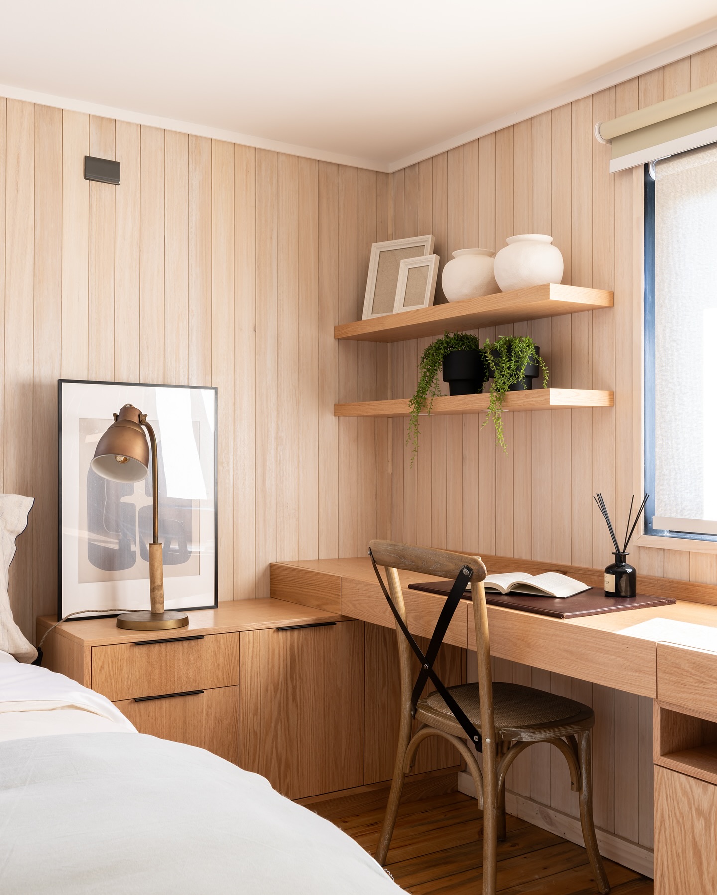 ☀️ ¿Y si aprovechamos el dormitorio, lo remodelamos y además incorporamos un espacio cómodo para teletrabajar? En este proyecto logramos resolver un ambiente que realmente hacía falta en esta casa 🏡.
Muchos buscan la mejor luz para trabajar desde casa, y esta habitación ya la tenía. Solo necesitaba ser potenciada.
Remodelemos tu casa!