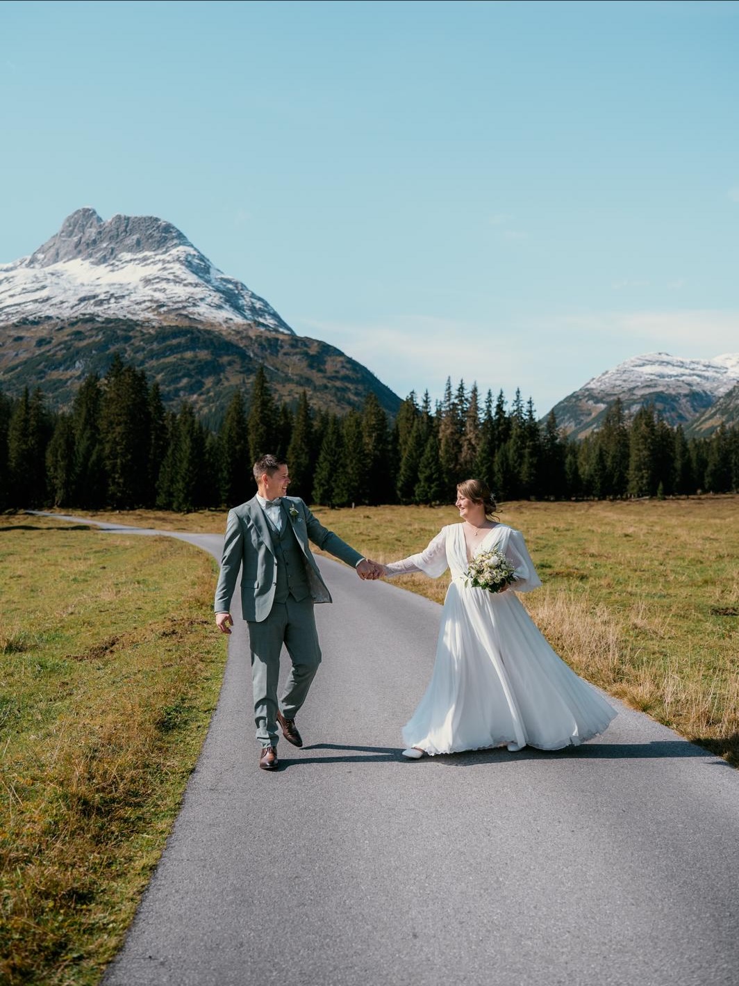 Real Bride Stefanie 🤍
in ihrem wunderschönen Traumkleid.
Vielen Dank für dein Vertrauen und diese wunderschönen Bilder von eurem Traumtag ✨
Ich wünsche euch alles Liebe für eure gemeinsame Zukunft ♥️
@bildfokus_fotografie
#traumkleid #hochzeit #realbride #braut #brautpaar #hochzeitstag #weddingday #wedding