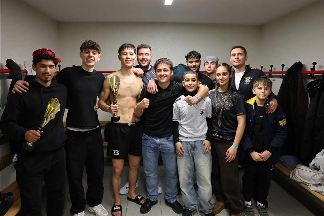 Am Samstag waren wir mit 3 unserer Kämpfern auf der top-organisierten @versmolder_fight_night und konnten nach 3 starken Fights 2 Siege mit nachhause nehmen.
Amira hat gut Druck gemacht und zu jedem Zeitpunkt den Kampf bestimmt. Sie ist immer wieder mit starken Händen, harten Lowkicks und auch dem ein oder anderen Highkick durchgekommen. Obwohl sie nur im Vorwärtsgang war, ging der Pokal am Ende ans Gegnerteam.
Mujibs Gegner hat mit Druck gestartet, aber Mujib hat entsprechend Gegendruck gemacht und konnte mit harten geraden Treffern den Gegner mehrfach auf die Bretter schicken. Ein Klarer Punktesieg.
Tsenguun hatte einen sehr starken Gegner und die beiden schenkten sich nichts. Nach einem technisch schönen Kampf konnte Tsenguun den Kampf für sich entscheiden und den Pokal nachhause holen. 🏆
Wir sind Stolz auf diese Leistung und freuen uns auf das was noch kommt💥
Wir danken dem gesamten Team und allen Fans die mit angereist sind.
📸 @bekir_ates_boxing @can.gtk