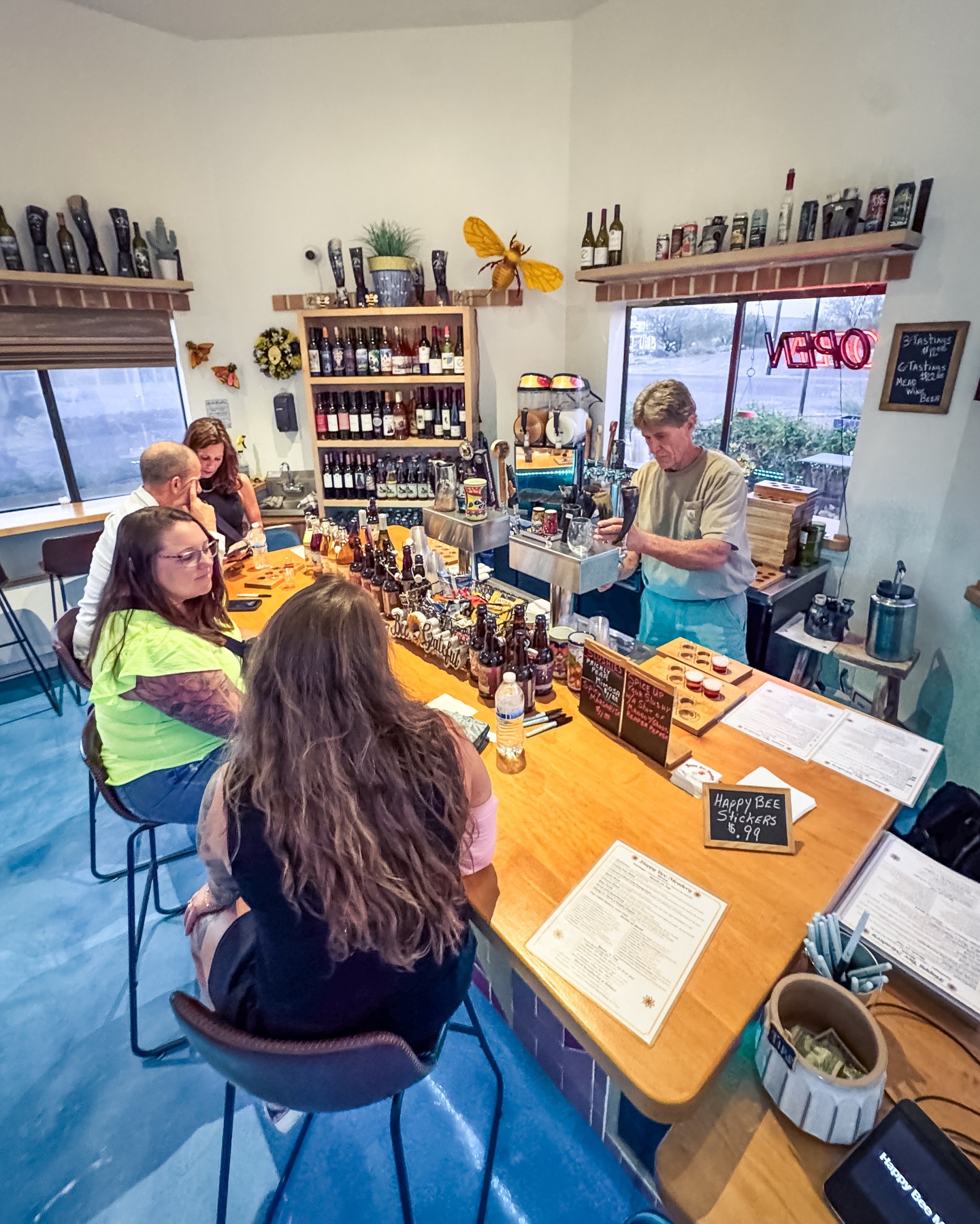 Family’s in town and it’s the perfect time to try something new at Happy Bee Meadery. 🐝
We’ve got a full weekend of live music lined up:
• David Sheehy Saturday from 5–8pm
• Scott Hazard on Sunday from 1–4pm
Come sip, relax, and enjoy the weekend with us.✨