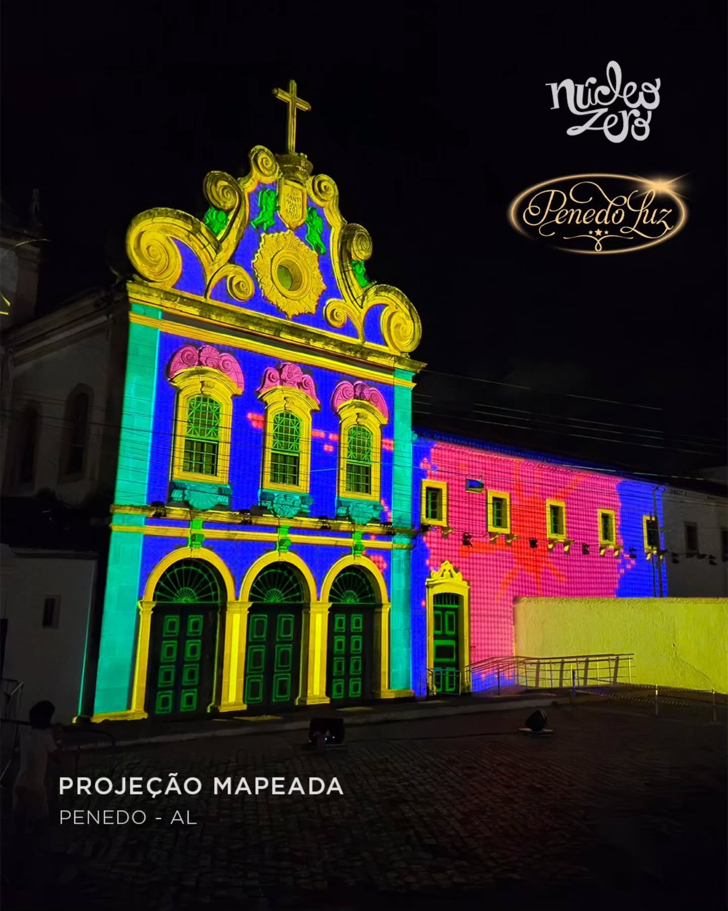 Tivemos a honra de contribuir com o Penedo Luz 2025, levando uma projeção mapeada ao Convento de Nossa Senhora dos Anjos e criando, junto com o povo penedense, um momento especial para celebrar o Natal e a cultura de Alagoas.
A convite da Secretaria Municipal de Turismo e Economia Criativa e do secretário Jairo Galvão, tivemos a honra de contribuir com o Penedo Luz 2025.
Usando a técnica de vídeo mapping, nossa equipe projetou imagens no Convento de Nossa Senhora dos Anjos, um dos monumentos mais simbólicos da cidade e parte viva da sua história.
As animações trouxeram elementos que vão das liturgias natalinas aos folguedos populares de Alagoas, acompanhadas por músicas de artistas alagoanos que inspiraram as criações exibidas na projeção.
O evento também contou com a apresentação do coral Sírius e da atriz e dramaturga Daniela Cattívaz, intérprete da Tia Estrela em seu espetáculo.
Viva Penedo, seu povo e sua cultura. 🌟
Agradecimento especial à Secretaria Municipal de Turismo e Economia Criativa, à Prefeitura de Penedo e à Associação dos Empresários e Empreendedores do Turismo e da Economia Criativa de Penedo pelo convite e confiança.
E um agradecimento a todos os trabalhadores envolvidos na produção, montagem e operação do evento — que tornaram este espetáculo possível.
Equipe Núcleo Zero:
@weberbagetti
@wernerbagetti
@ulyssesribas
@kareninabgm
@victorguerra_
@bec_machad0
@plasstictree
@marcuzandreh
@moabdeoliveira
@danielamgomesssss
Músicas:
@eliezersetton
@vulgobr_oficial
Um agradecimento especial à equipe da Secretaria Municipal de Turismo e Economia Criativa em nome de @jairgalvao, @ulyssesxp e @roannedeandrade.
#VídeoMapping #PenedoLuz2025 #NúcleoZero #Penedo #CulturaAlagoana #NatalEmAlagoas