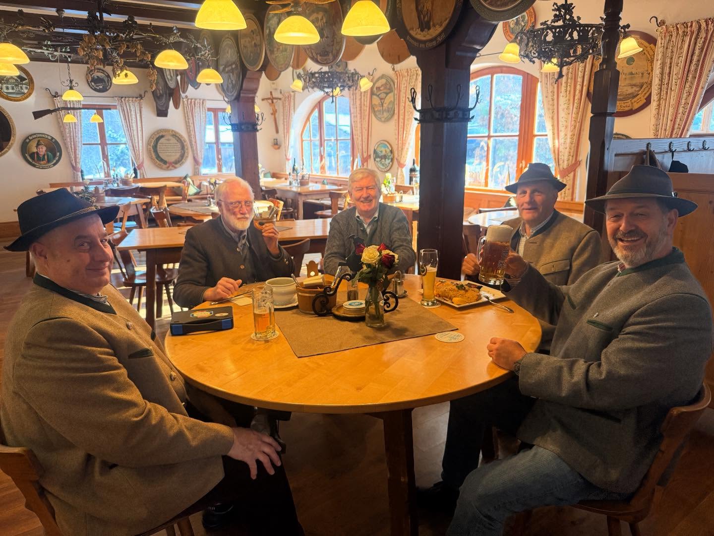 Bei uns lebt die Wirtshauskultur! 🍻
Ein Stammtisch, fünf bayerische Originale und echte Gespräche – genau so stellen wir uns das Wirtshausleben vor. Gemütlich, ehrlich, traditionell.
Im Gasthaus Schießstätte wird Wirtshauskultur nicht nur geschätzt, sondern gelebt – mit herzhaften Schmankerln, einem kühlen Bier und jeder Menge Gfui.
#genussmomente #gasthausliebe #tegernsee #tegernsee_lifestyle #tegernseegehtaus #GasthausSchießstätte #Tegernsee #BayerischeKüche #HeimatGenießen #NeuAufInstagram #tegernseelove #tegernseetal #tegernseeerleben #tegernseeliebe #tegernseelifestyle #tegernseehelles