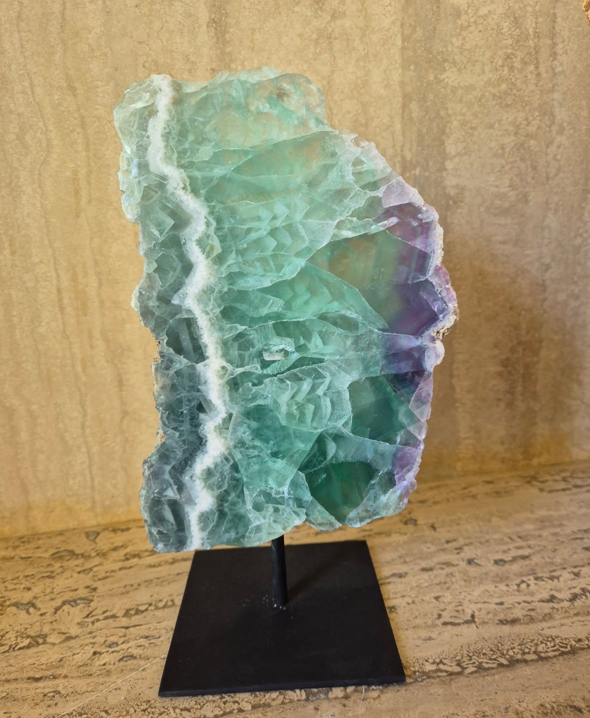 ✨️La magia de la fluorita siempre encuentra
el camino ✨️
Un must para espacios de trabajo, donde ayuda a armonizar tu energía y enfocar tus ideas.💖