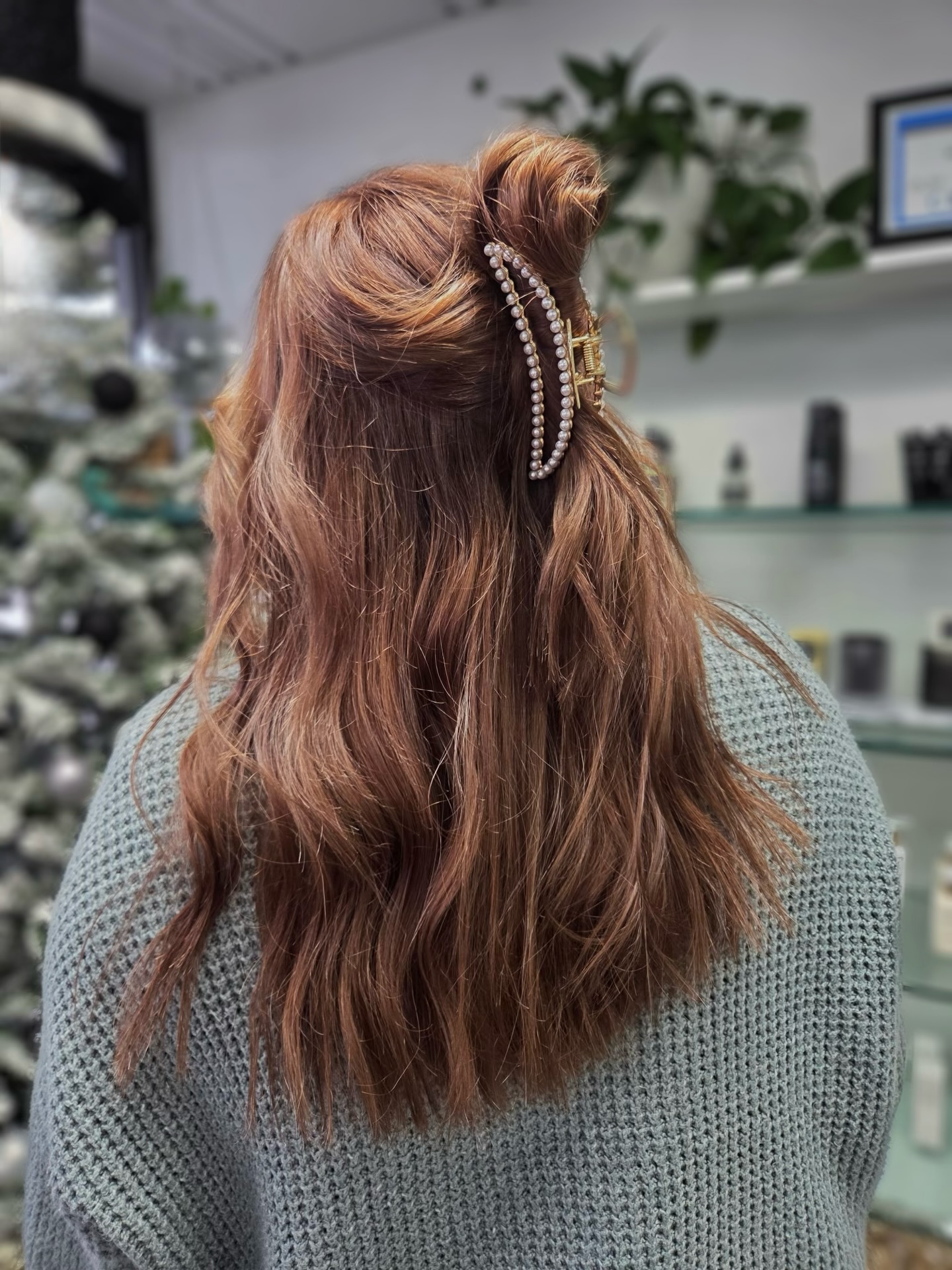 Color corrections aren’t about covering mistakes — they’re about patience, strategy, and trust.
Jessika took this guest from uneven, overgrown color to soft, blended, healthy dimension ✨
Proof that thoughtful work always wins.
Hair by @jessika.neonheart