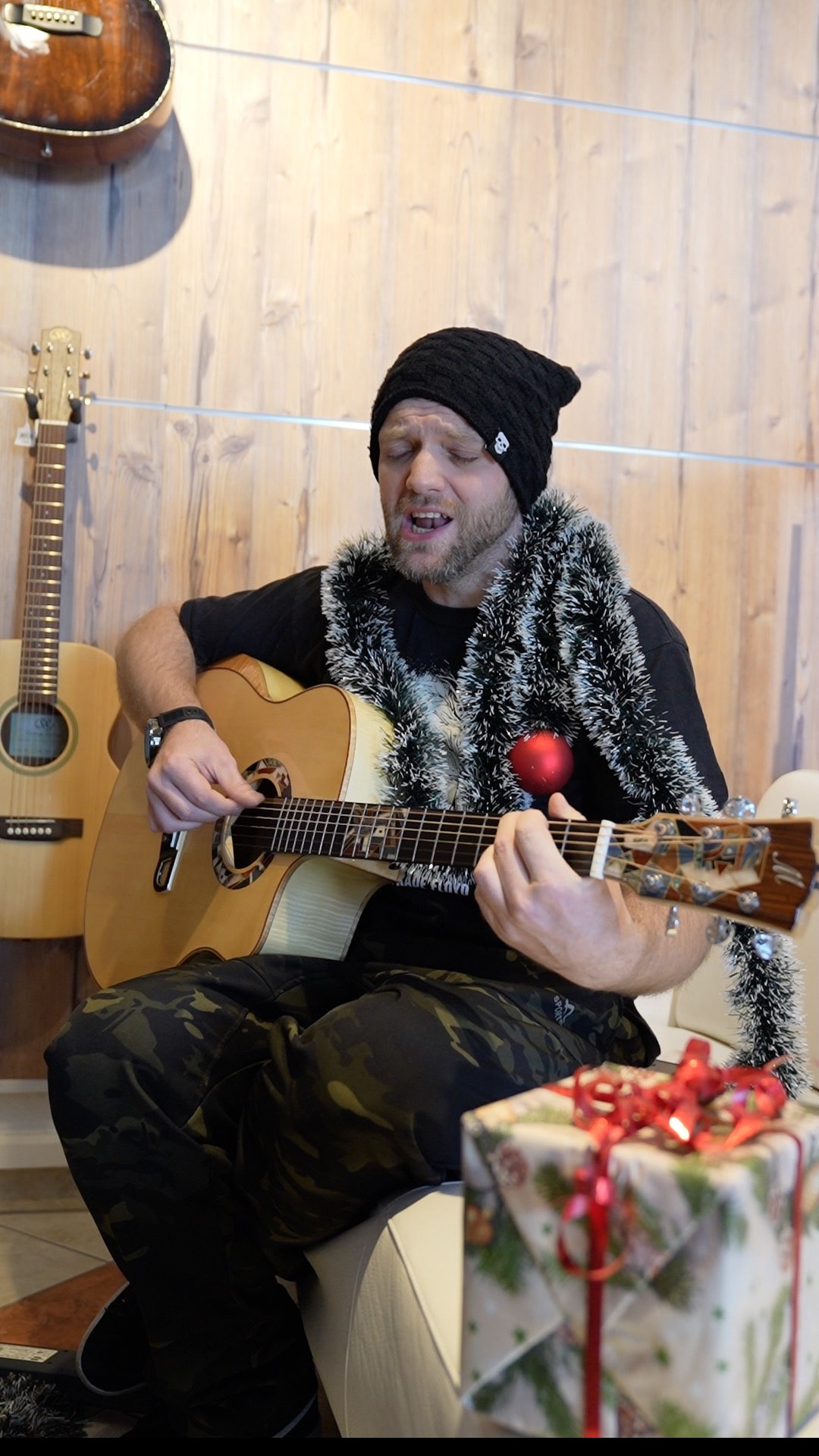 Wir wünschen frohe Weihnachten ✨🎄
#weihnachten #sammerharmonika #adventszeit #heiligabend
#harmonika #akkordeon #Weihnachten #quetschn #musicstore #pinzgauermusikhaus #volksmusik #salzburg #zellamsee #fypシ゚ #welovemusic #musikinstrument #stillenacht