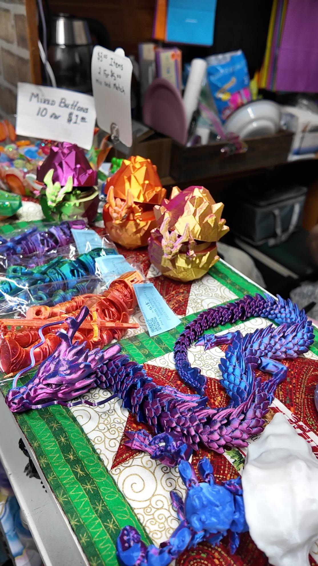 Looking to shop local this holiday season? Lil Bits Earthly Creations is a lovely mother daughter duo selling largely handmade resin and 3D printed products. From novelty to accessory, their shop is just so fun 🐉 If you need a little joy or color in your life, this booth is a must see and full of giftables. Find them at Booth 51 for now but moving to booth number 3 soon!!!
.
.
.
#handmade #resincrafts #resin #resinpour #3dprintedmodels #makerlife #fleamarket