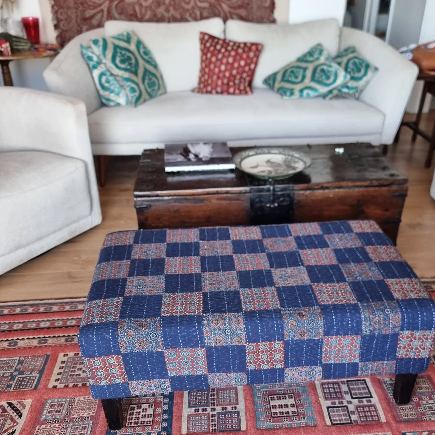 Covered my old Ottoman with a hand block printed quilt I bought in India . I bought it at @fabindiaofficial . Now the Ottoman is as good as new.
@fabindiaofficial
#indianblockprinting
#blockprinting
#upholstery
#upcyclingfurniture
#indianquilt