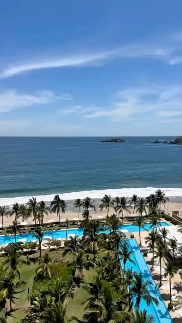 Ubicado en el corazón de Ixtapa, Península es una oasis moderno en la playa del Palmar.
Este departamento es para 6 personas y en caso de requerir le podemos agregar servicio de limpieza y cocina.
➡️Mándenos mensaje para más información.
#herohost #luxuryvacation #ixtapa #luxuryhomes #travel #homerentals #beachlife #newyear