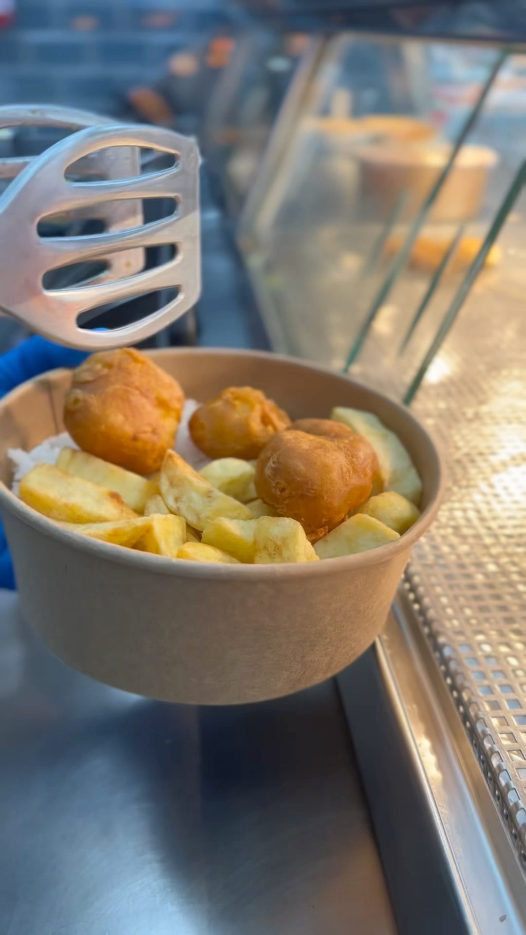 Half Rice & Half Chips with our Chicken Fillet bites… 🤩
#heswall #thanksgiving #twoingredient #foodie #funny #piscestakeaway