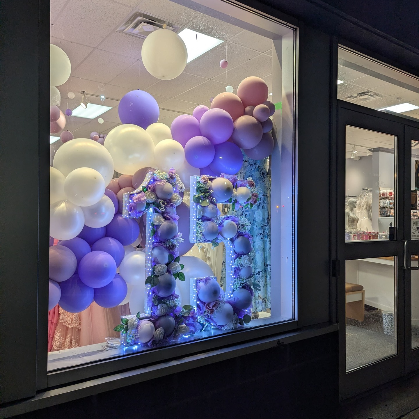Celebrating Karma Bridal’s 15th Anniversary with this lilac, floral, LED-lit “15” display created for their storefront in Dartmouth 🤍✨
Perfect mix of premium balloons, florals and soft lighting.
Want custom décor for your business or event?
📩 DM me!
🎈 Pop & Party Studio – Halifax / Dartmouth
#Halifax #Dartmouth #HalifaxNS #DartmouthNS #NovaScotia #HalifaxEvents #HalifaxBusinesses #BalloonDecor #BalloonDesign #EventDecor #EventStylist #StorefrontDecor #WindowDisplay #BridalShop #KarmaBridal #15Anniversary #PopAndPartyStudio #PartyDecor #HalifaxMoms #HalifaxSmallBusiness #DartmouthSmallBusiness #YYZPartyDecor #BalloonArtist #BalloonArtistry #balloonstylist