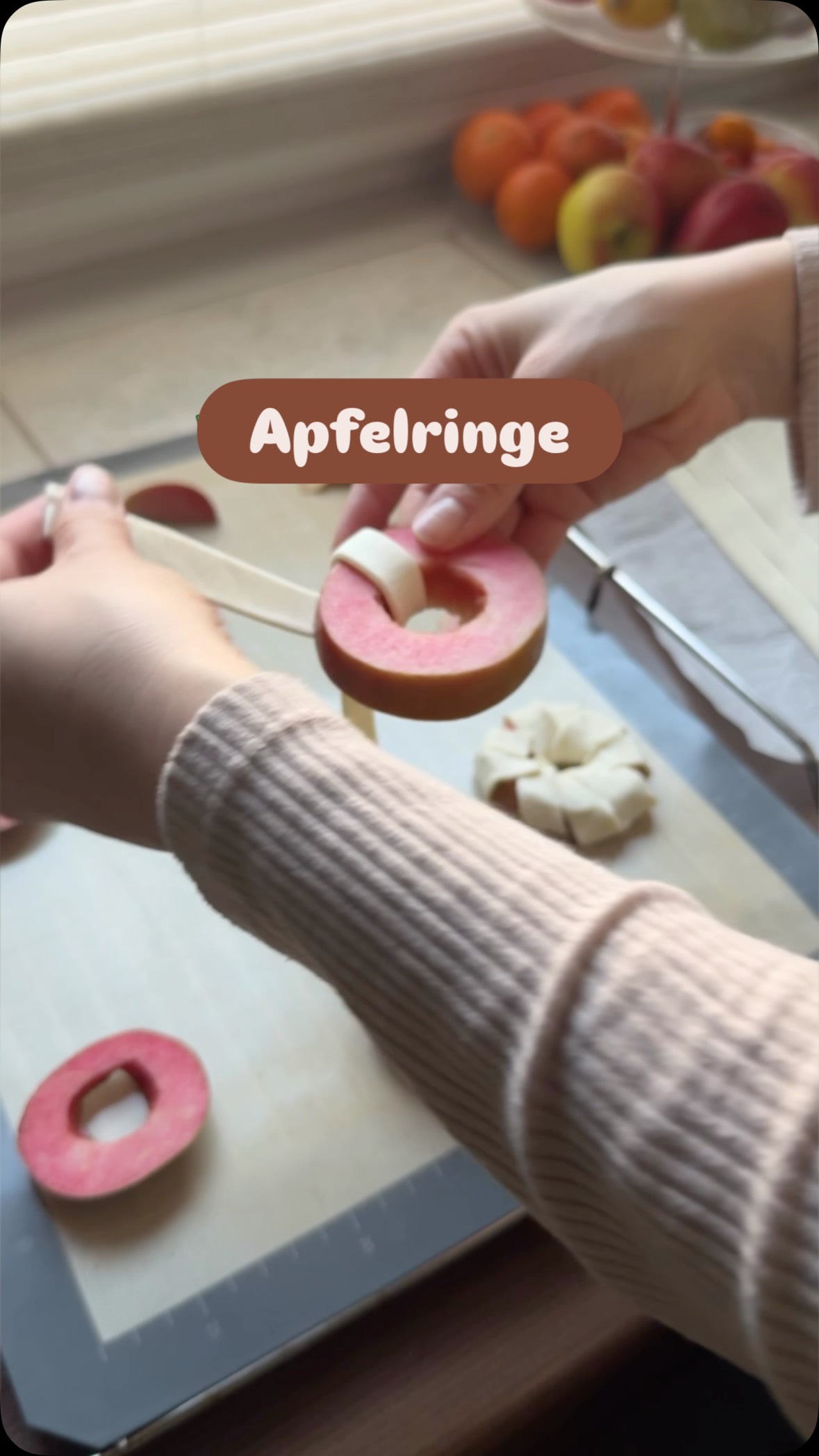Das gruseligste an den 🍎 war auf jeden Fall der erste Biss - sooo sauer 😳 😮💨
So sind sie aber richtig lecker geworden! Klappt natürlich auch mit leckeren Äpfeln 😂🤝🏻
Zutaten:
- 3-4 Äpfel
- 1 Packung Blätterteig
Optional:
- 1 TL Milch
- Zimt/ Kakao
-> 20 Minuten 180° C Ober/Unterhitze backen 🍎
#apfelgebäck #apfelrezepte #verwertung #apfelringe #herbstrezepte #verwertung