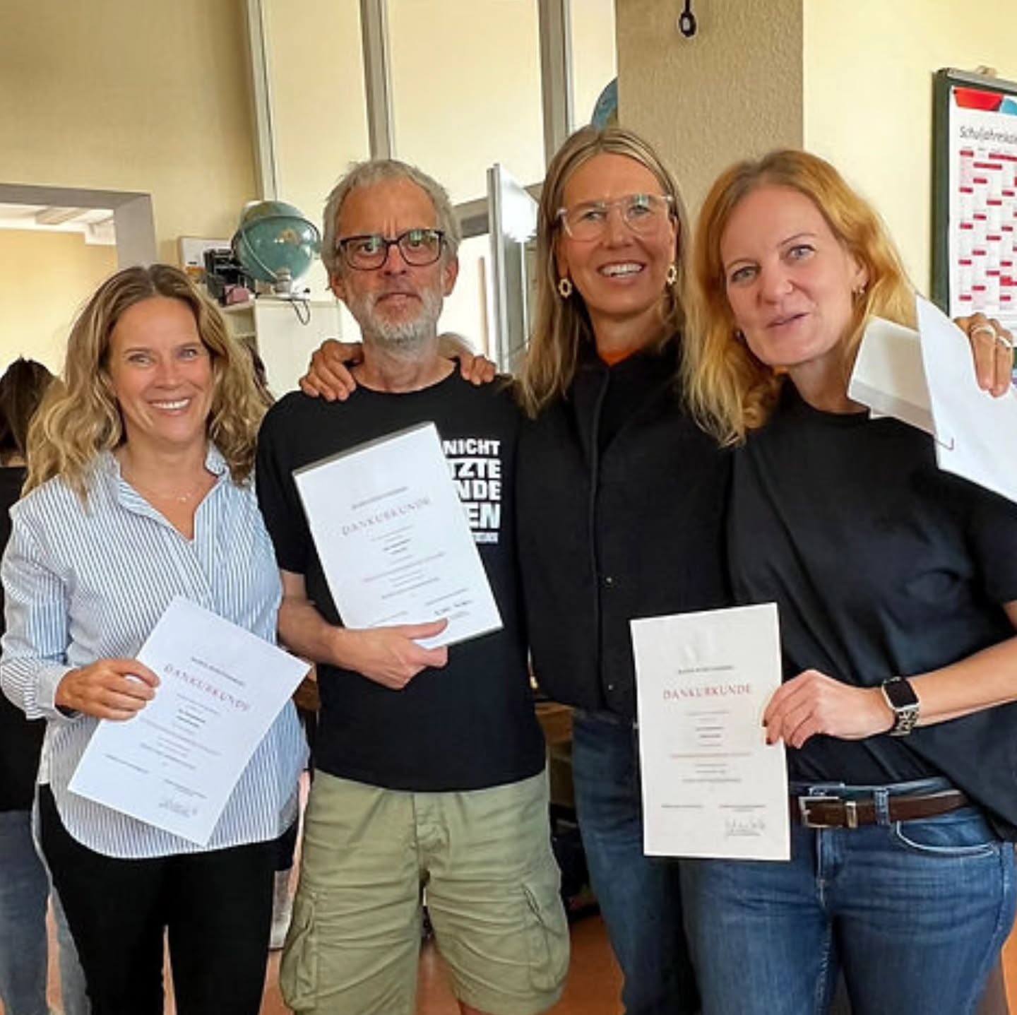 25 jähriges Dienstjubiläum 🎉. Vielen Dank für euer langjähriges Engagement und unermüdlichen Einsatz als Lehrer. Ihr seid großartig!