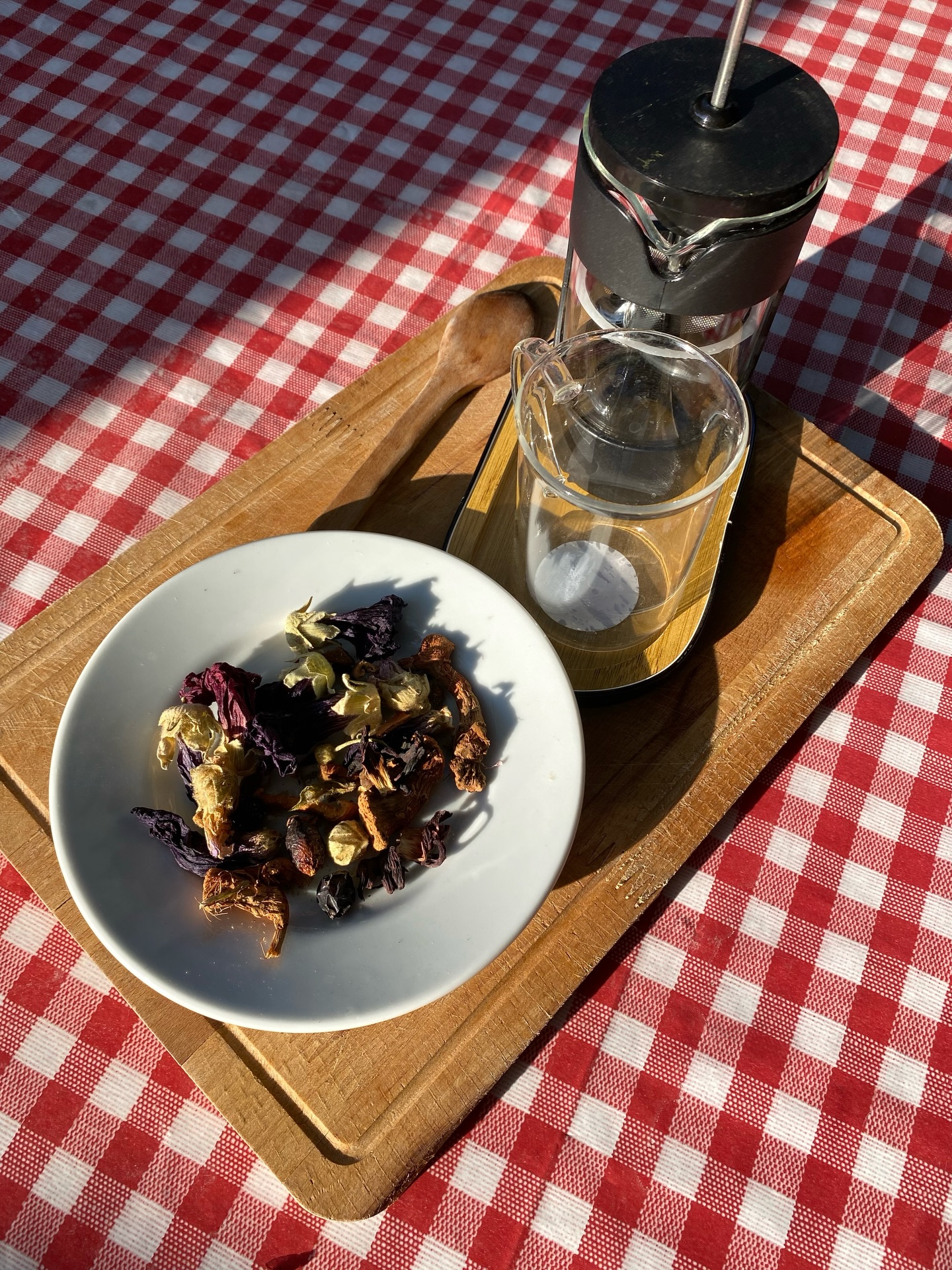 -Yeni haftaya yumuşak bir başlangıç…
Çayın hazırsa, her şey tamamdır.
Kendin için küçük bir mola ver; nefes al, yudumla, akışa güven ve kendine iyi davran.
Her şey olması gerektiği gibi akıyor.