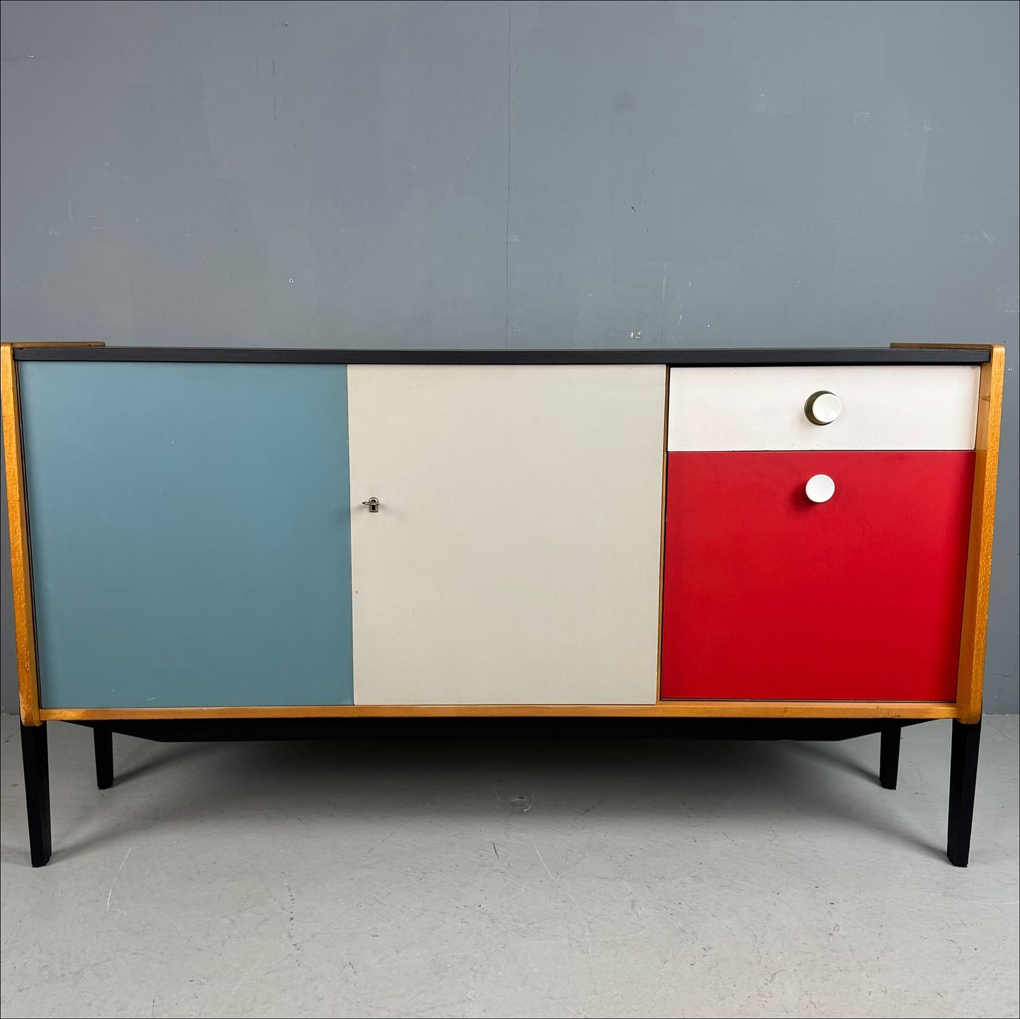 Weekly Collector’s Pick | UMS Pastoe? | Dutch design sideboard (1950s)
A colourful small sideboard, in light oak veneer. Possible made by UMS Pastoe in the ’50s-’60s. Double doors with one shelf next to a drawer en a compartment with a red swing door. Original colors apart from the black top.🔝
We’re open every Saturday from 12:00 to 16:00
Tony’s Vintage
Westvlietweg 74-A3, 2495 AB The Hague