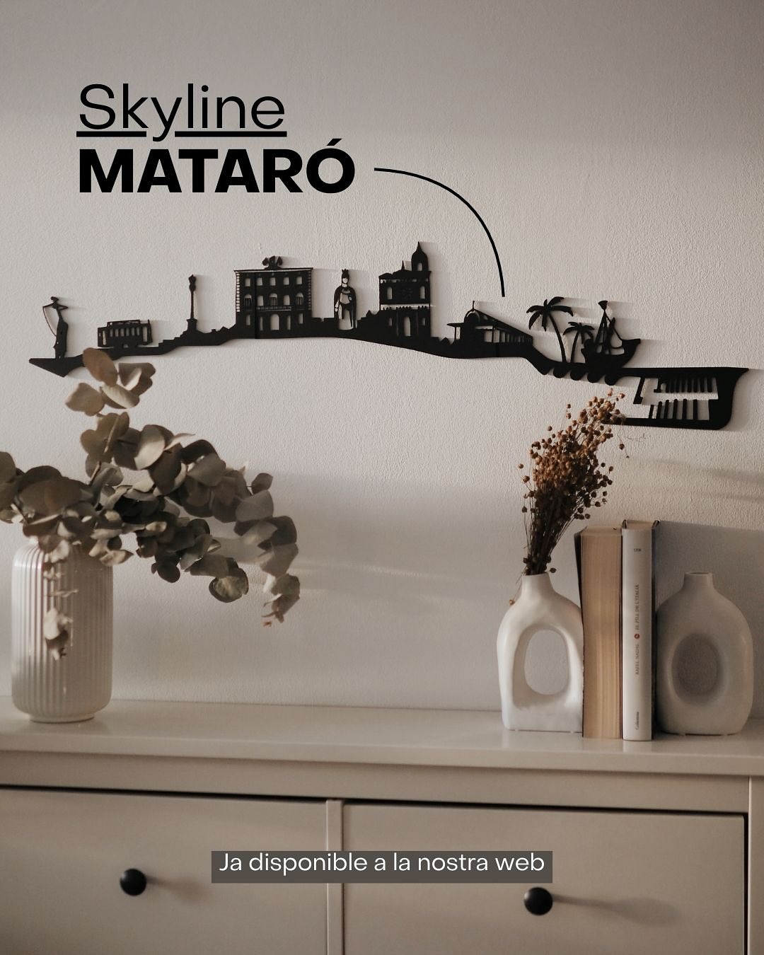 I ara sí, MATARÓ! 🥰
Per fi tenim el vostre skyline: una il·lustració 3D amb els detalls més emblemàtics de la ciutat, a punt perquè la pengeu a la paret de casa vostra! Ja disponible a la nostra web!