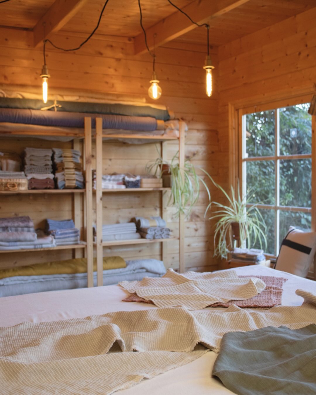 Ce que peu de gens savent…
…c’est que chaque création en lin est unique ✨. Derrière chacune d’elles, il y a des heures de travail, de patience, et cette douceur essentielle qui ré.enchante le quotidien.
Ces dernières semaines, vos demandes ont afflué avec une générosité qui m’a profondément touchée.
À tel point que mon planning de confection est désormais complet jusqu’à la fin de l’année 2025.
Vous annoncer que je ne pourrai plus accepter de nouvelles commandes personnalisées avant 2026 n’est pas simple…
Parce que derrière chaque demande, il y a une envie de beau, de sens, de bien-être… et mon souhait de pouvoir répondre à chacune 💚.
Mais je préfère vous en informer dès maintenant, pour éviter toute déception… et surtout pour vous dire merci.
MERCI pour votre confiance, vos projets, et pour la place que vous offrez au lin dans vos intérieurs 🌿.
Si vous avez un projet qui vous tient à cœur, écrivez-moi.
Je serai ravie de le préparer avec vous… pour une livraison en 2026.
🪡 Atelier mis en lumière par @gaelle.usai.photography