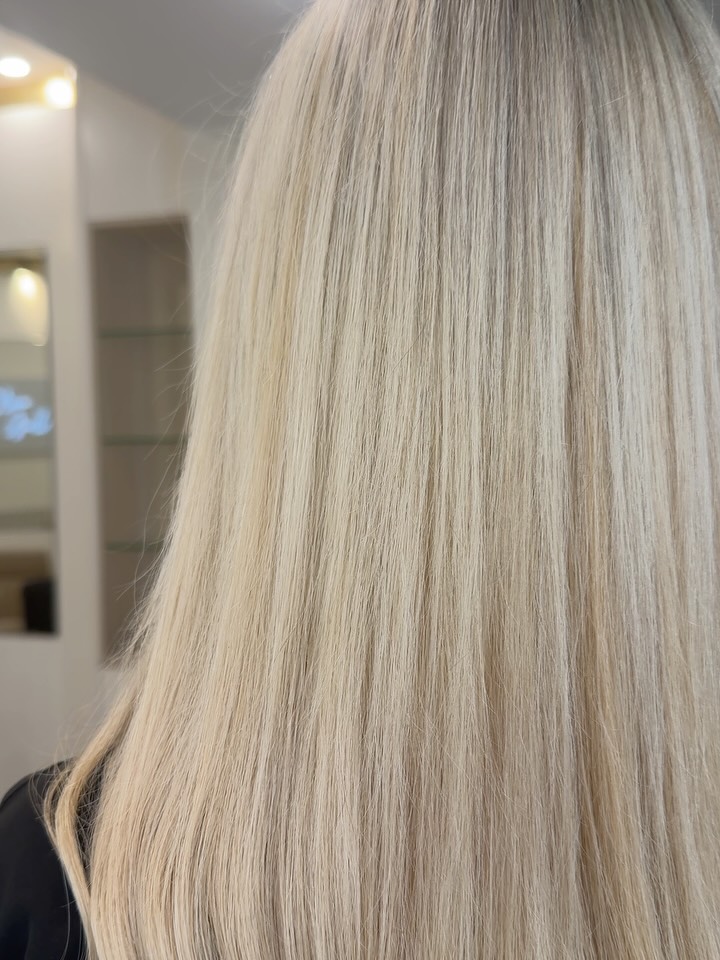 blonde and extensions transformation 🥰😍🤩
full head babylight highlights, with added beauty works 18’ weft and 18’ tips in the shade champagne blonde 🫶🏼 supplied and fitted by me
🌟complimentary colour + extensions consultations are available this week! consultations are required for new clients 48 hours prior to colour appointment🌟
service 🤩 full head highlights, toner, cut, blow dry, 3x rows weft fitting, 1 pack tips fitting + cutting in and styling 🤩
💰 £275
based 📍- @gallagherandwashington 27 Dovedale Road, L18 5EP
📱enquiries - contact button + DM
📱book - link on profile
products used -
@lorealpro @lorealuki @loreal @lorealpro_education_uki @rosieoconnorprohair
@salonsdirect @sallyserskineliverpool
@beautylaunchpad
@hairdressersjournel
i don’t edit my pictures 📸
~
#hairbylucyansboro #studioluxe #studioluxeliverpool
#beautylaunchpad #hairdressersjournal #lorealcolourspecialist #liverpool #liverpoolhair #colourspecialist #blondespecialist #balayagespecialist #liverpoolhairspecialist #liverpoolbalayage #bohoblondetechnique #iambohoblonde #transformationtechnique #balayagetransformation #blondetransformation #extensions #liverpoolhairextensions #fallhair #warmbrunette #hairtransformation #beforeandafter #livedinhair #glossyhair #beautyworks #champagneblonde