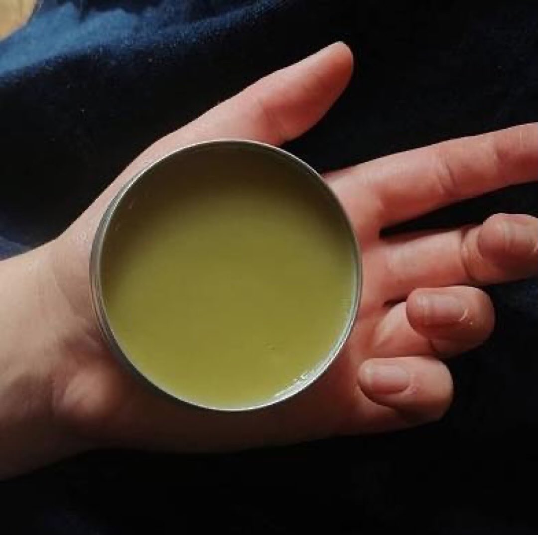 Healings hands balm was made last night on Novembers new moon. Would you like a pot? This is a special small batch of balm made with love to sooth working hands, winter lips and skin. I gathered plants, flowers and herbs in the small windows of dry weather around the new moon and infused them in organic olive oil. I use bees wax from local bee keepers and create something in celebration of nature and our skin.
Calendula, plantain, yarrow, nettle, lavender and more gathered with intention and care.
Pay as you can scale of £13-18 for 35ml plus p&p for up to 10 pots. I can deliver in Falmouth and Penryn and they will be for sale @potager_garden craft market on 7th December. Message me to pop an order in.
#balm #forage #healinghandsbalm #calendula #beeswax #local
#balm #forage #healinghands #fullmoon