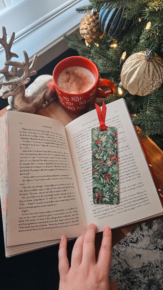 |FR| 🌲 Je suis prête pour le temps des fêtes et impatiente d'être en vacances pour pouvoir liiireee!!! ❄️ Plus que 2 livres et j'ai atteint mon objectif de 50 livres cette année! ✨️
🌲Évidemment je suis accompagnée d'un de mes nouveaux signets de Noël pour me mettre dans l'ambiance! 📚
______
|EN| 🌲I am so ready for the Holidays, and I cannot wait for some vacations to read!!! ❄️ 2 more books and I'll achive my goal of 50 books this year! ✨️
🌲Of course I needed one of my new Christmas bookmarks to get me in the mood! 📚
#mariescrafting #bookmark #bookstaqc #holidaygift #noël #holidayvibes #bookish