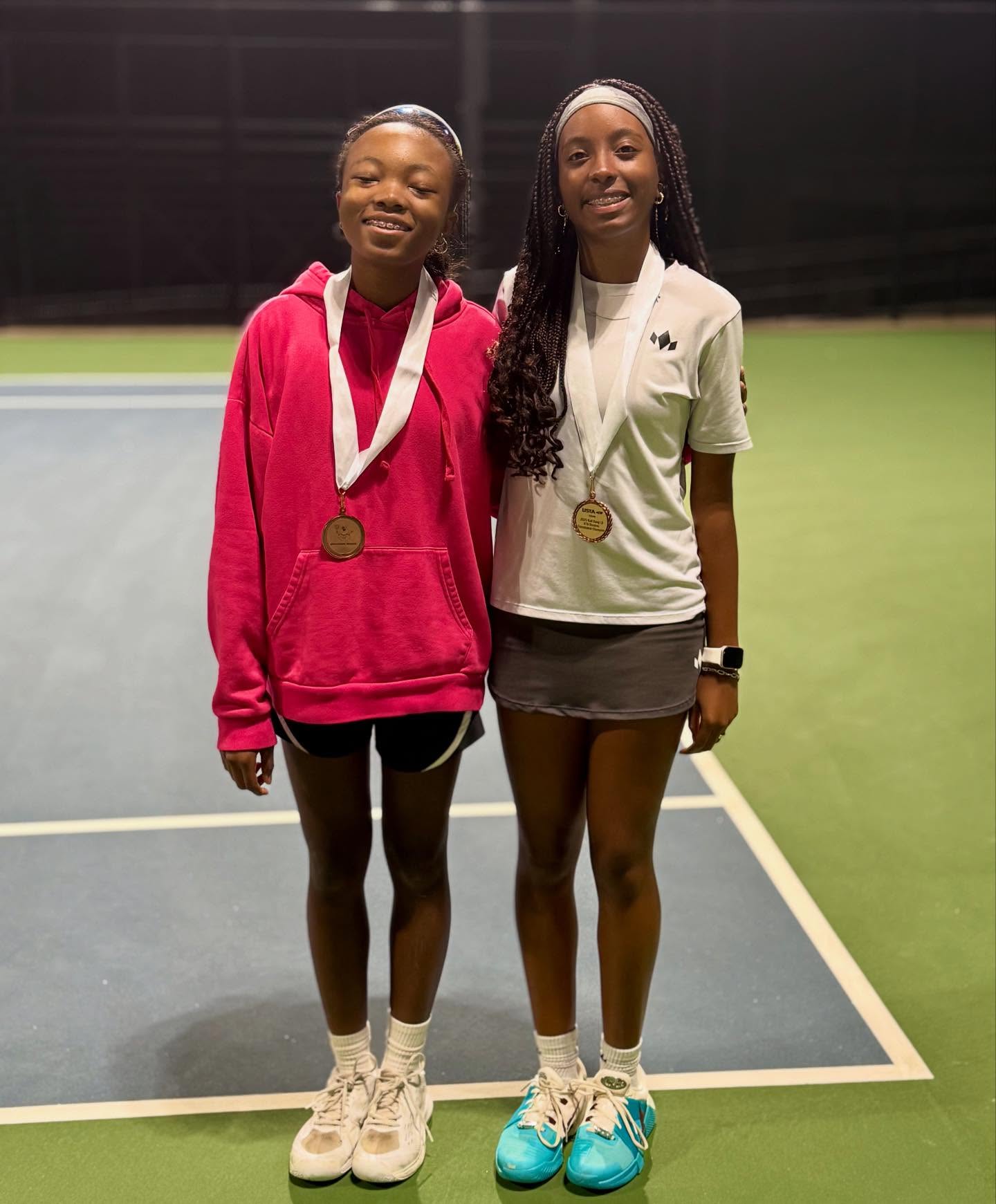 Go girls!!🏅🎾 Huge congrats to Whisper and Lauryn for taking 3rd place at this past weekend’s Bag Dog Denton L5!
#DTEA #DallasTennis