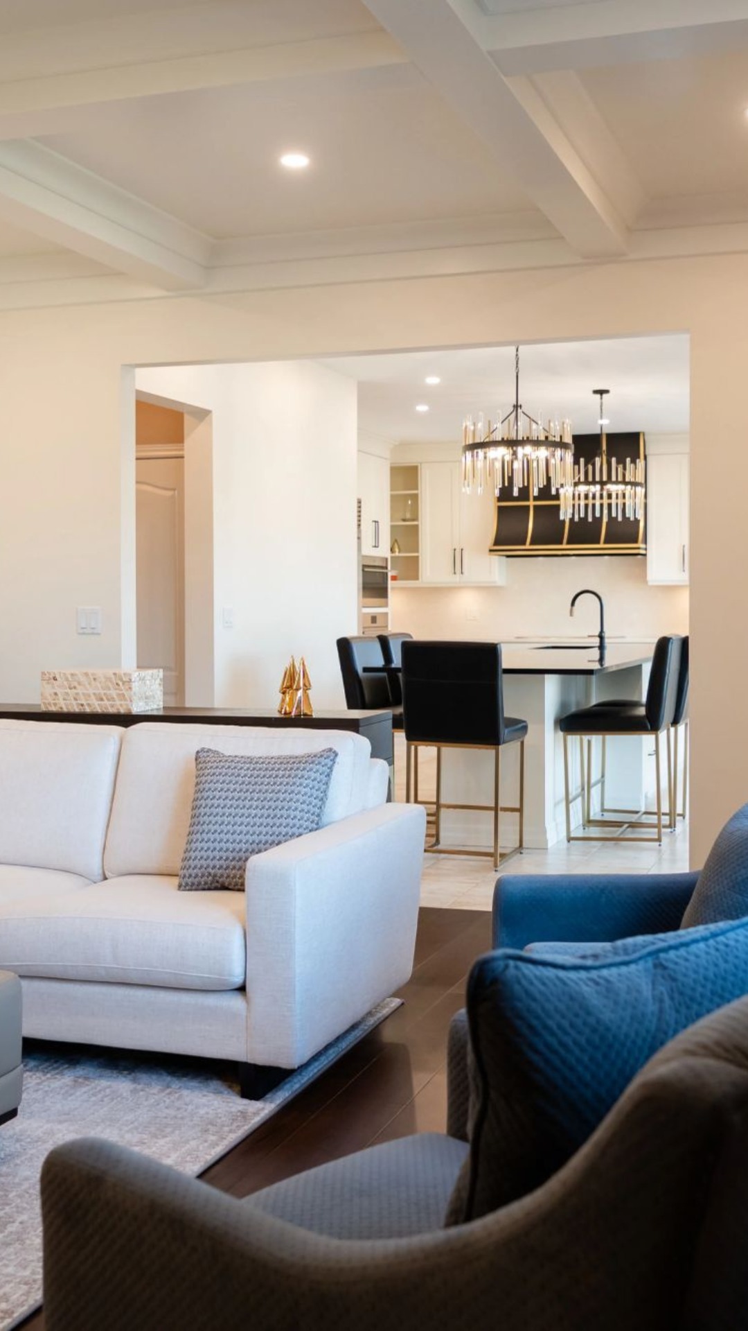 Do you ever walk into a space and feel instantly at home? That feeling is everything. Heart this post if you agree!
