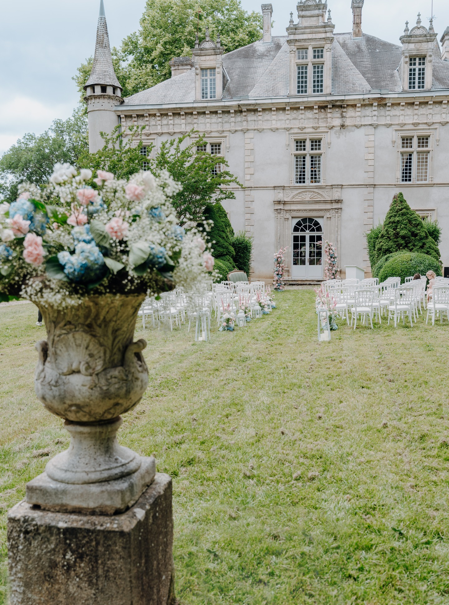 Cérémonie extérieure sur la pelouse arrière. Le doux souvenir du mariage de L&J, mise en image par la photographe @marionalexandra_photography et fleurie avec la grâce de @grainedeboheme
Chaises : @sead__events
#frenchwedding #mariageaquitaine2026 #chateaumariagelandes #chateaumariagegironde #domainemariage #mariagelandes2026 #mariagepau #domainemariagesudouest