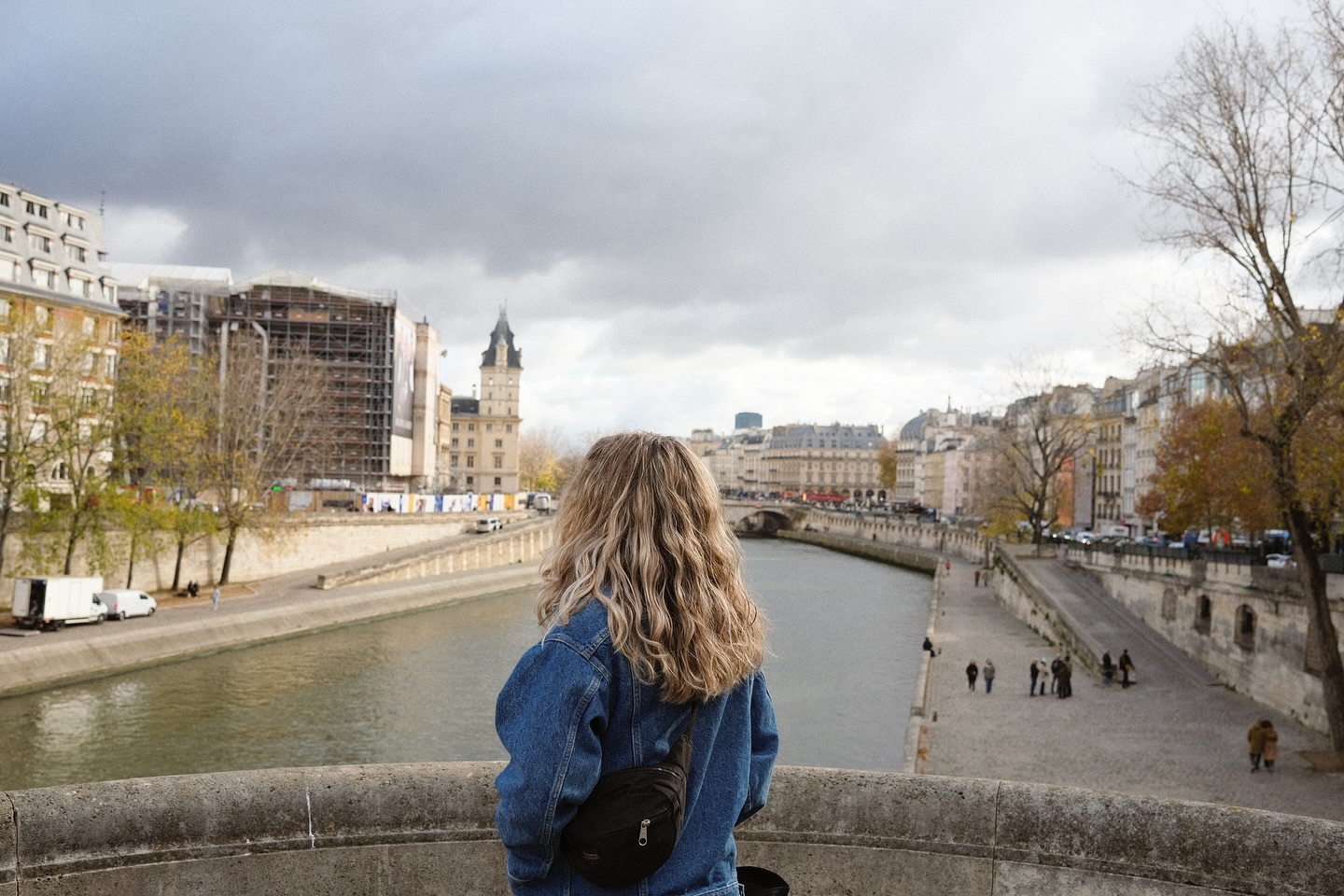 Journal photos des derniers jours #01
1. Paris magnifique
2.Cherche et trouve (enfin)
3. Ciel enragé à venir
4. Vin vin vin et dents rouges
5. Bienvenue
6. Avant concert 😎
7. Nid de Château
8. Morti
9. Première fois depuis 10 ans sur scène en France
10. À vos chandelles tous/toutes
11. Chou
12. Croco
13. ☀️ et pyramide
14. Inspiration shakespeare
#france #paris #musique #vin #beaujolaisnouveau #arcenciel
Photo 1 par @annesophiecoiteux , merci ☺️
Merci à @fondation_musicaction et @socanfdn pour le soutien !