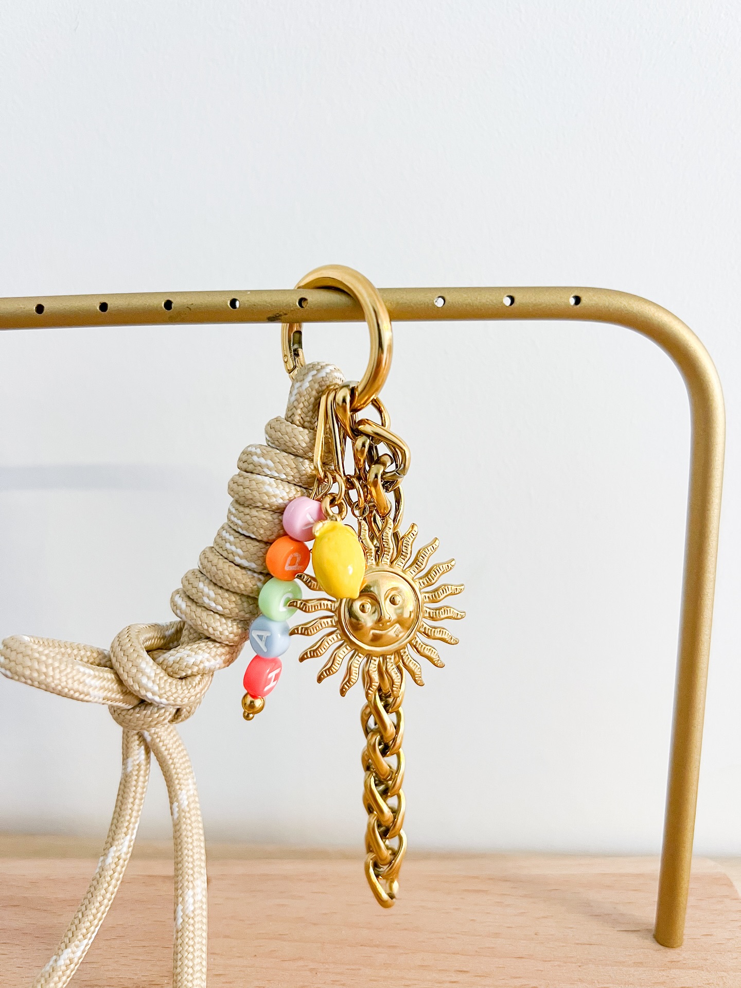 💛 7 idées cadeaux à moins de 40€ !
• Nos nouveaux porte-clés
• Bague dorée (ajustable et inoxydable)
• Collier Spiro (le basic qu’on adore)
• Emmie (le coloré indispensable)
• Boucles coquillage (mood été en hiver)
• Bracelet en Quartz Eldra
• Bracelet fleuri Acacia