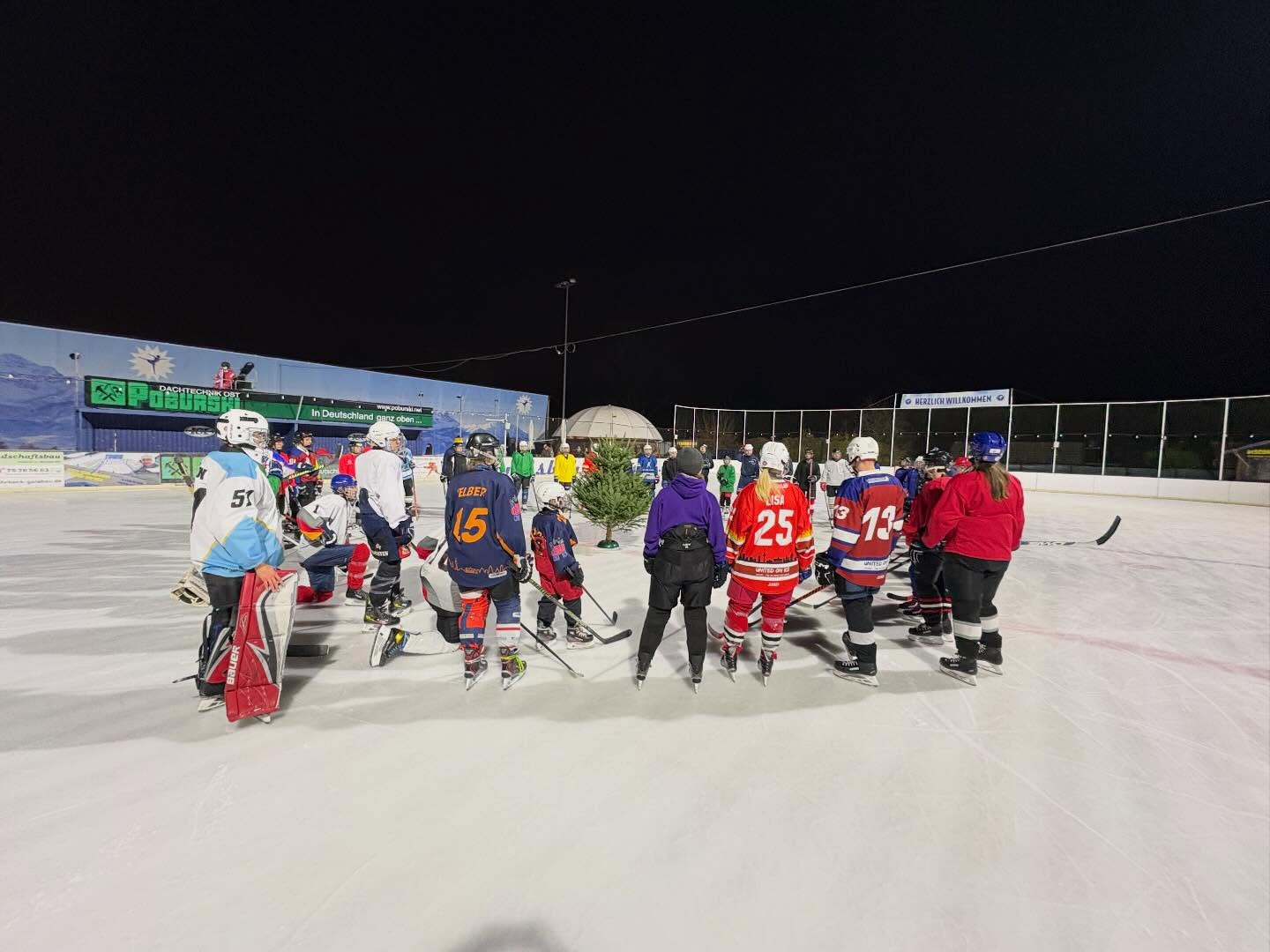Unsere Weihnachtsfeier kurz vor Weihnachten war ganz besonders 🏒🎄. Wir danken allen Unterstützern, Helfern und Spielern. Kurz vor Jahresende und in der Weihnachtszeit haben wir natürlich noch eine Trainingszeit am 26.12., Es folgen weitere Informationen.