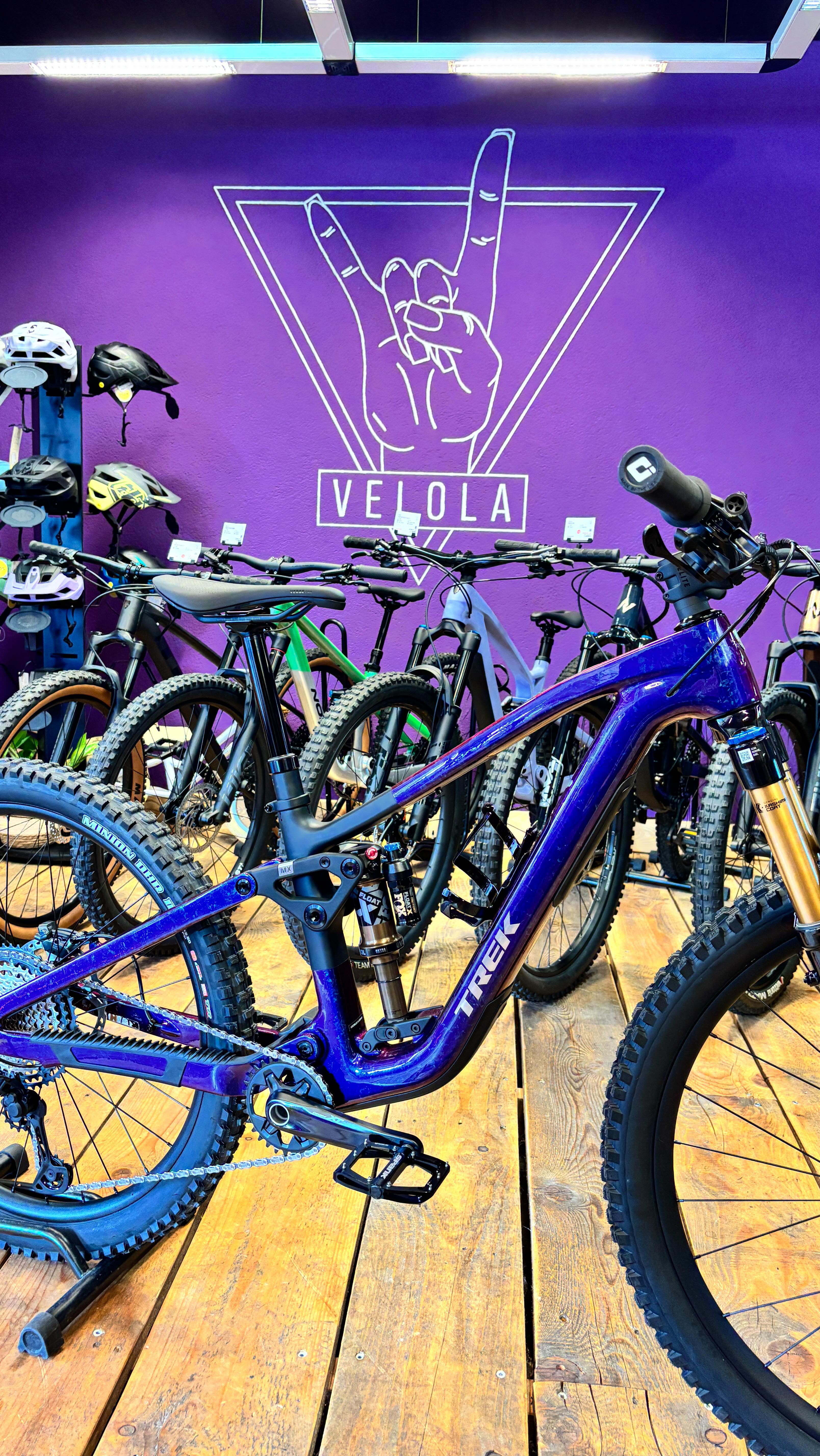 We tell you what we want! Carbon, Komfort & Kontrolle – genau so muss ein Trailbike aussehen. 💎💜🚀 Das neue Trek Fuel MX bringt 160 mm vorne, 150 mm hinten, Carbon-Rahmen aus OCLV-Mountain-Carbon, FOX Factory Fahrwerk und mullet Laufräder – für maximale Performance auf jedem Trail. 🚵♂️🔥 #TrekBikes #FuelMX #TrailReady #Velola