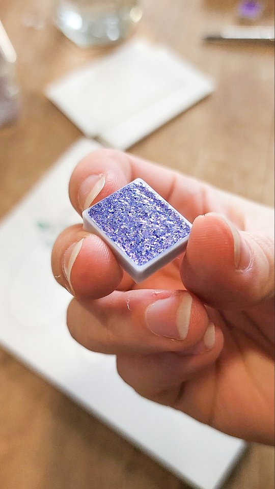 ✨✨✨Récap des 6 premières couleurs de l’Avent ✨✨✨
Jour 1 : Sirop de Violette
Jour 2 : Chant de Sirène
Jour 3 : Myrtille Sauvage
Jour 4 : Dragée d'antan
Jour 5 : Madeleine de Proust
Jour 6 : Dragon de fougère
Déjà un petit arc-en-ciel se dessine , et ce n’est que le début \o/
Vous avez une préférée ?
Dites moi tout en commentaire 👀
Qu'est ce qu'on pense du filtre flocon ? Je l'ai mis parce que je trouve son petit côté kitsch charmant ahahah mais je suis dans l'abus peut être 🫣😅
#calendrierdelavent #aquarelleartisanale #couleurs #lepigmentarium #aquarelle #faitmain #arcenciel #artisanatfrancais #aquarellefrance #aquarellepailletée