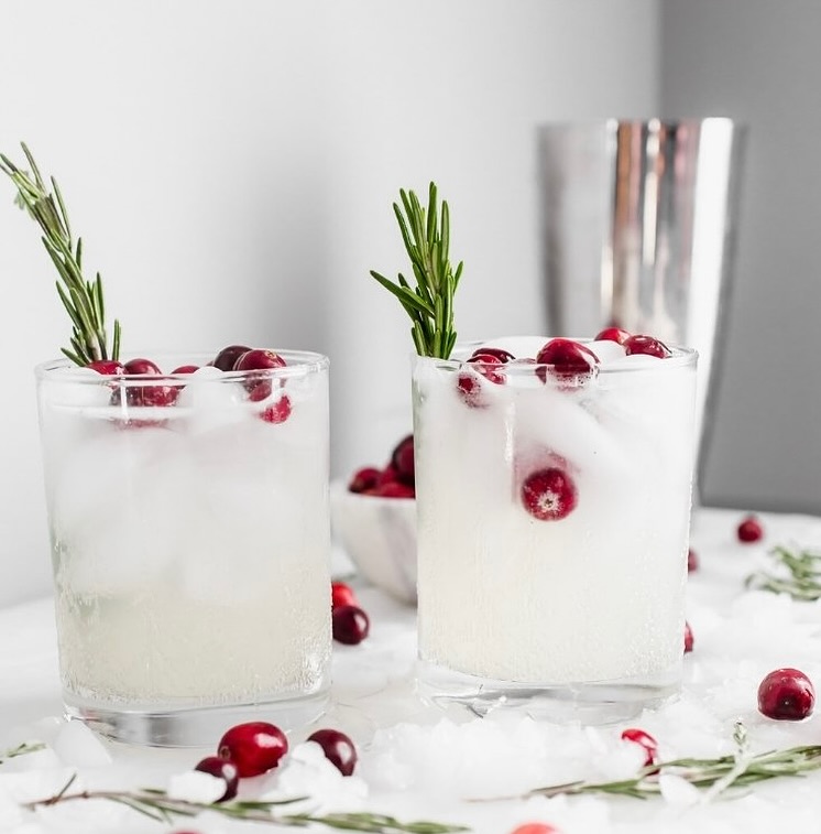 Christmas Mistletoe Kiss 😘
50ml vodka of your choice.
25ml lemon juice
12.5ml sugar syrup
Topped with @doubledutchdrinks pomegranate and basil soda.
Garnish with: cranberries and rosemary 🌱