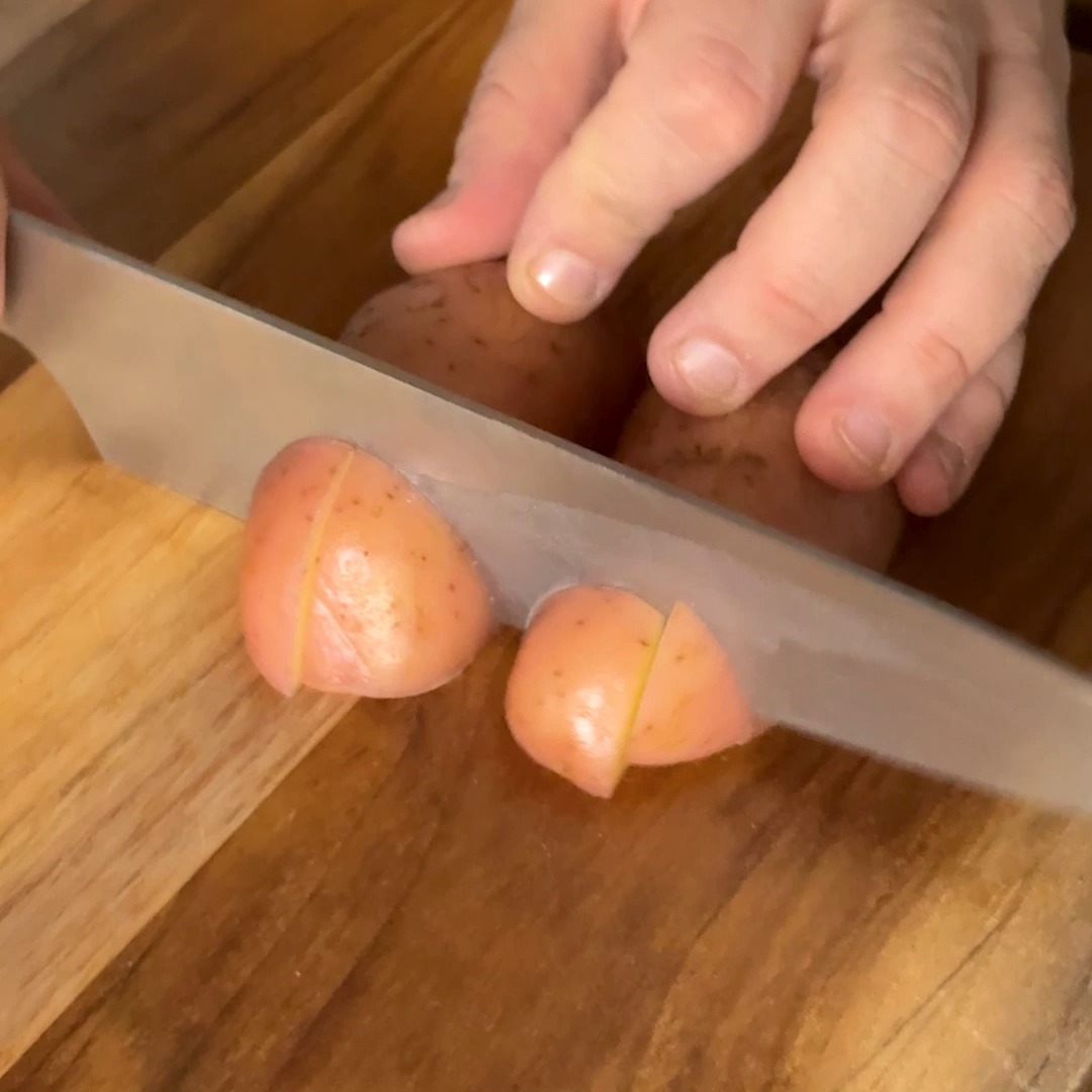 No Banana Verde, a gente já tá no clima: música alta na cozinha, cheiro bom no ar e aquela alegria que quase pula da panela! ✨
Vai ter vegetariano na sua ceia? Vegano? Ou alguém curioso pra descobrir novos sabores? Então vem com a gente, porque AMAMOS surpreender todo mundo com nossas cores, texturas e aquela explosão de sabor que vira assunto na mesa. 😄🌱
Nossa ceia encanta: é leve, gostosa, criativa e cheia de carinho. É só pedir, abrir o vinho e aproveitar — sem fritar, sem estressar, sem suar na cozinha.
Aqui a gente cuida da comida. Você cuida de rir, abraçar e viver a noite mais gostosa do ano. ✨💛
Encomendas abertas!
Vem sentir o Natal com sabor de felicidade verdadeira. 🌿🥂 #comidavegana #vegetariano #plantbased #veganfood #veganlifestyle #veganbrasil #veganrecipes #vegancommunity